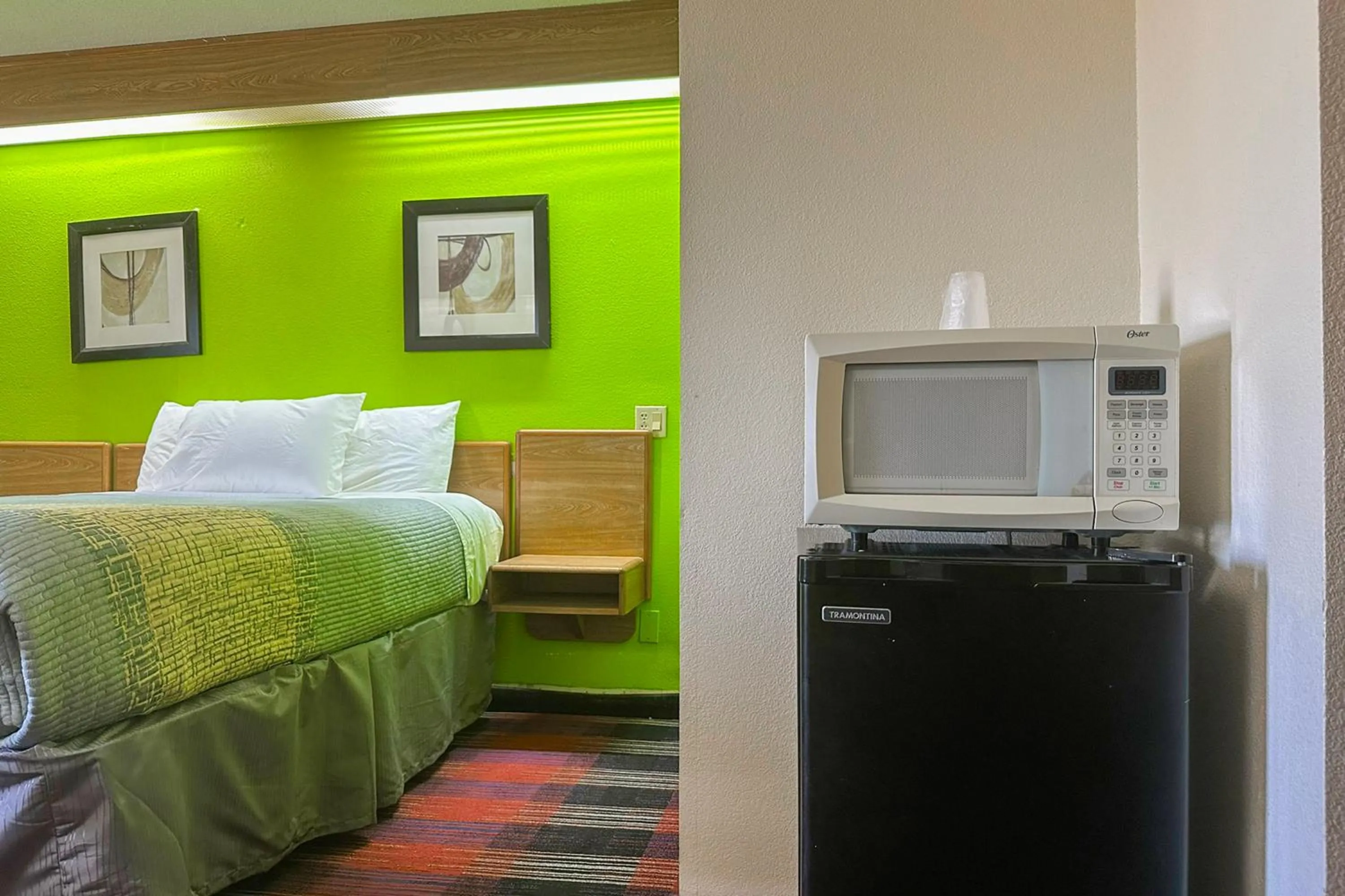 Bedroom, Bed in Classic Inn By Townhouse American Way Memphis I 240