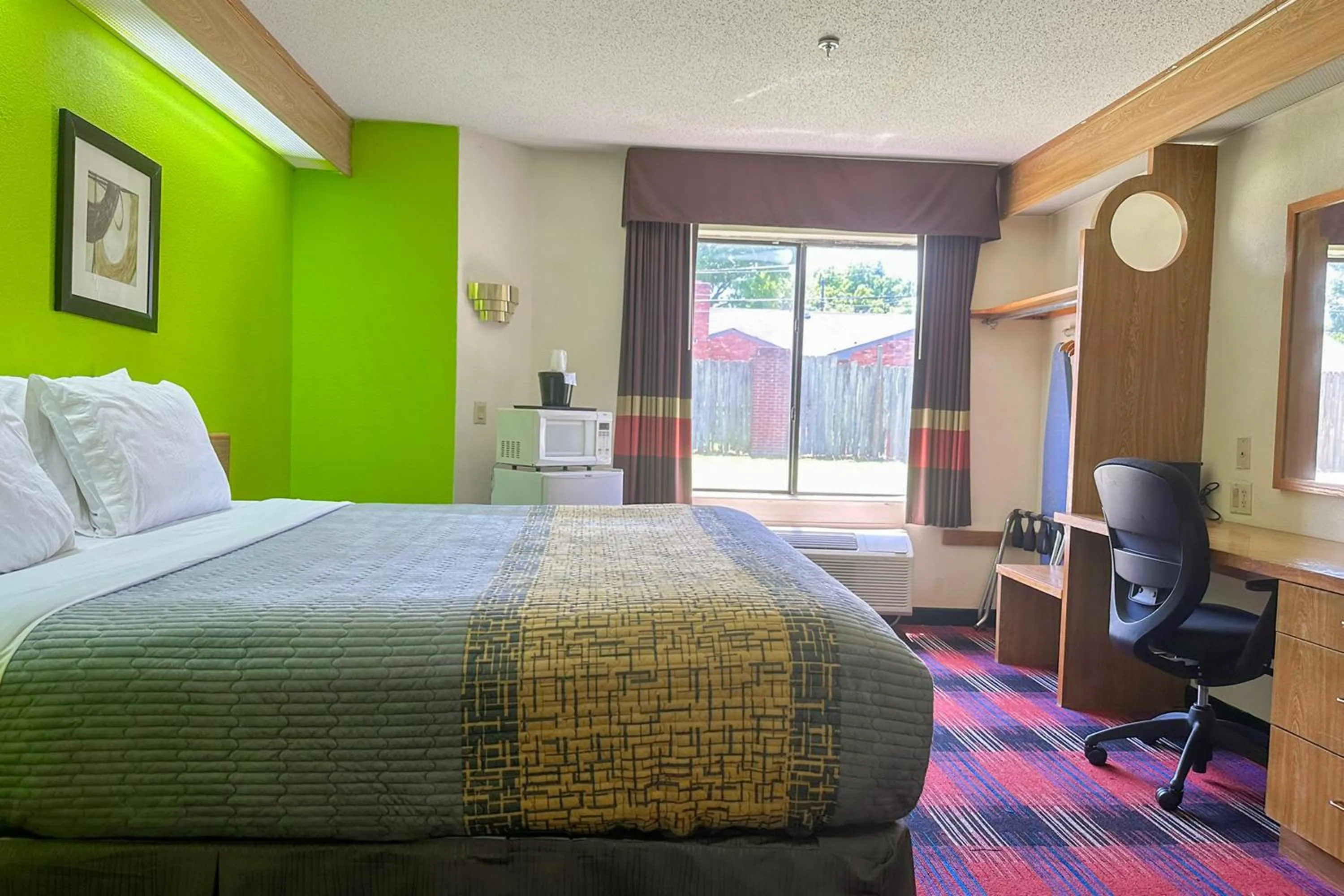 Bedroom, Bed in Classic Inn By Townhouse American Way Memphis I 240