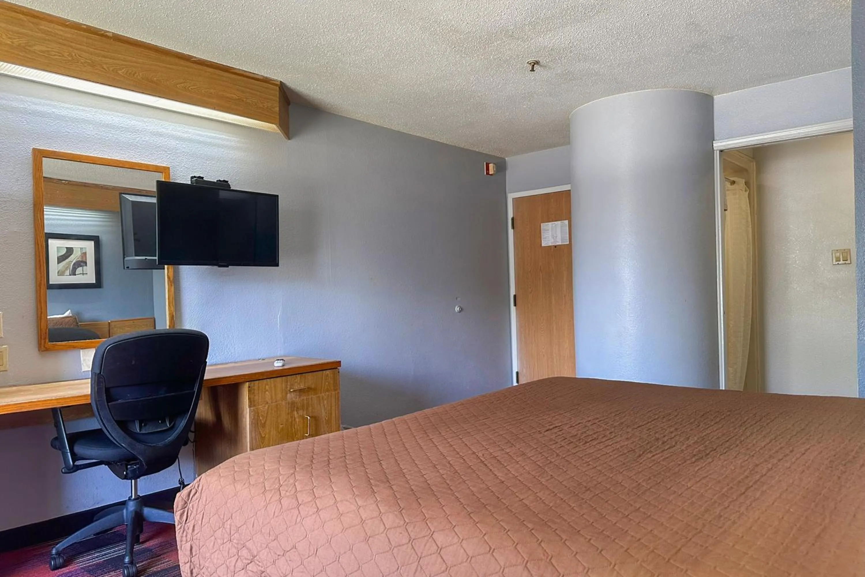 Bedroom, Bed in Classic Inn By Townhouse American Way Memphis I 240