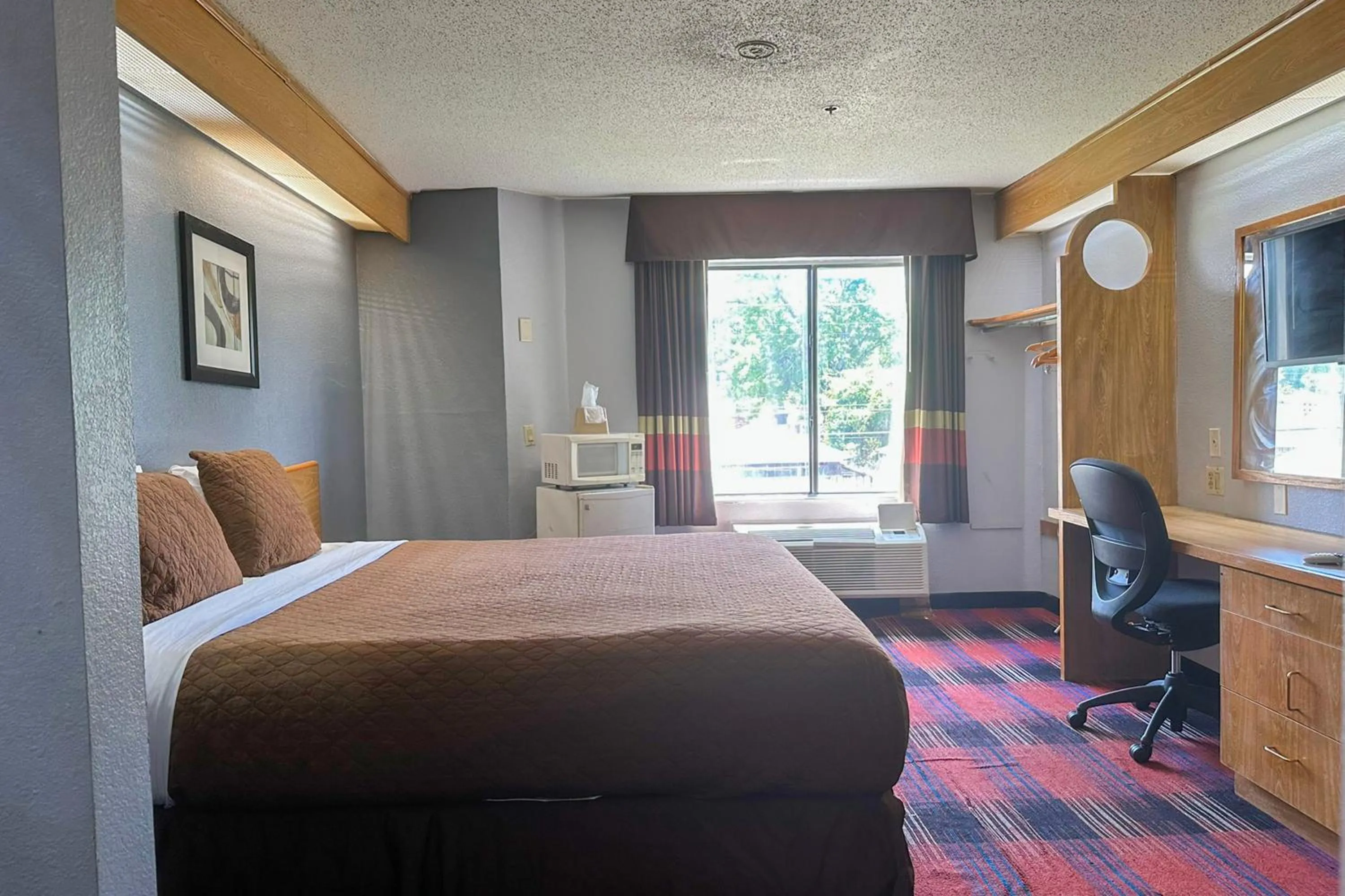 Bedroom, Bed in Classic Inn By Townhouse American Way Memphis I 240