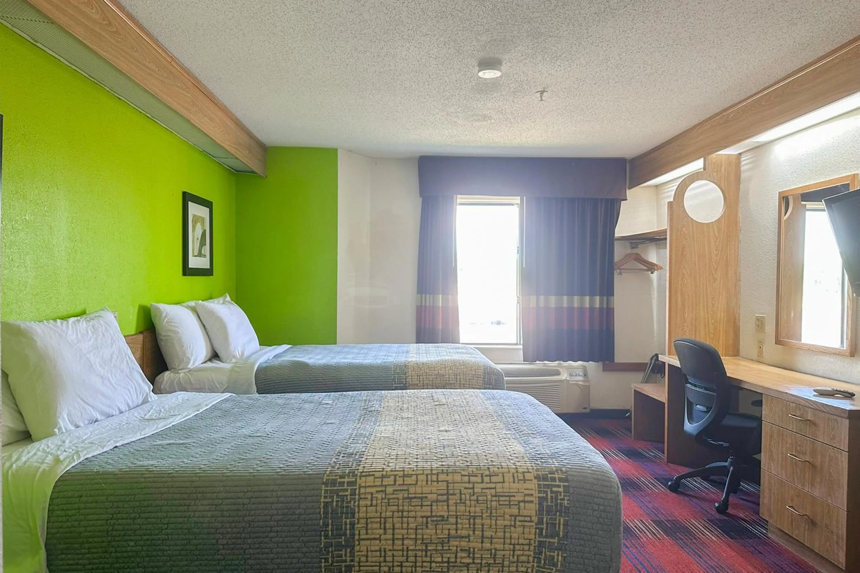 Bedroom, Bed in Classic Inn By Townhouse American Way Memphis I 240