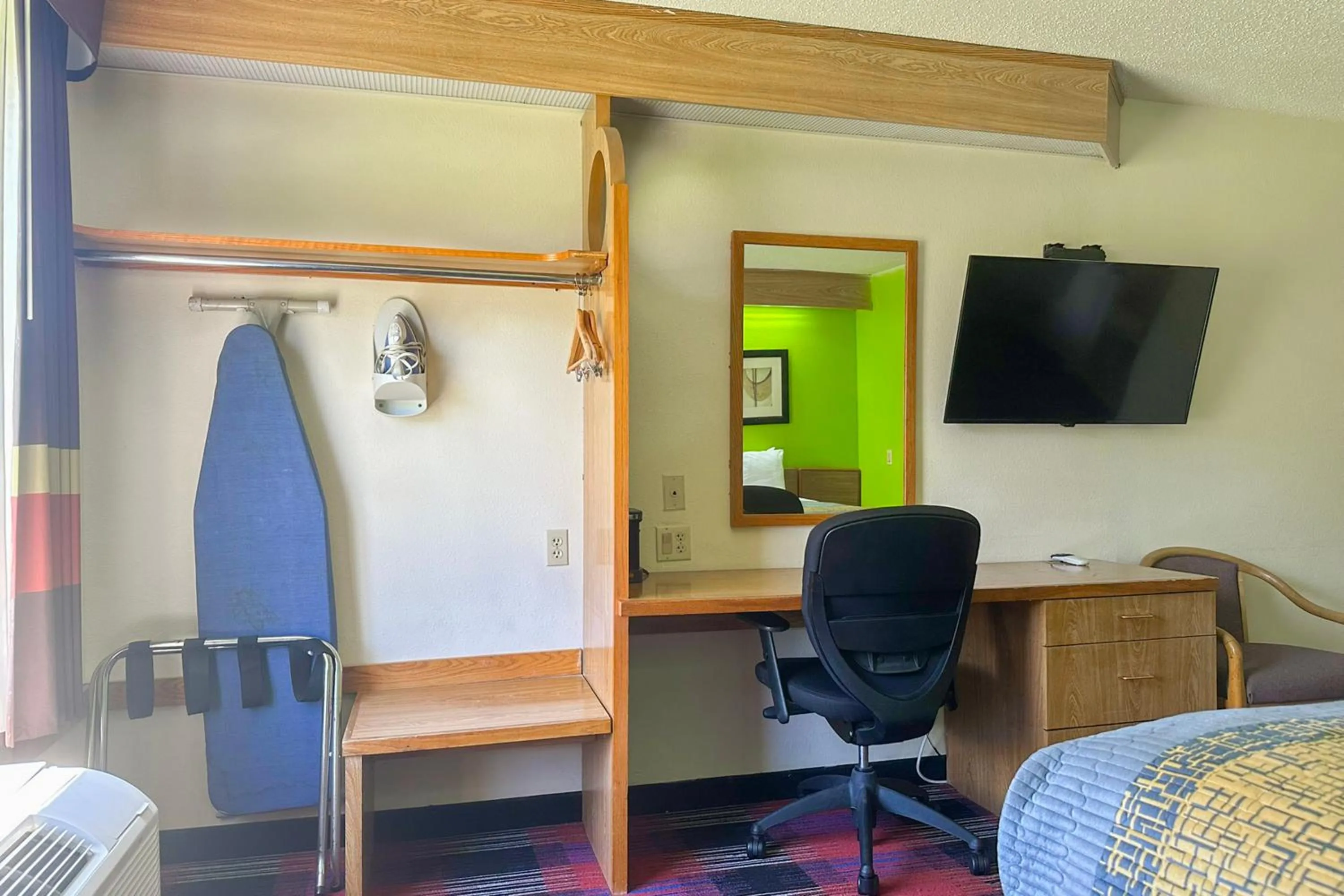 Bedroom in Classic Inn By Townhouse American Way Memphis I 240