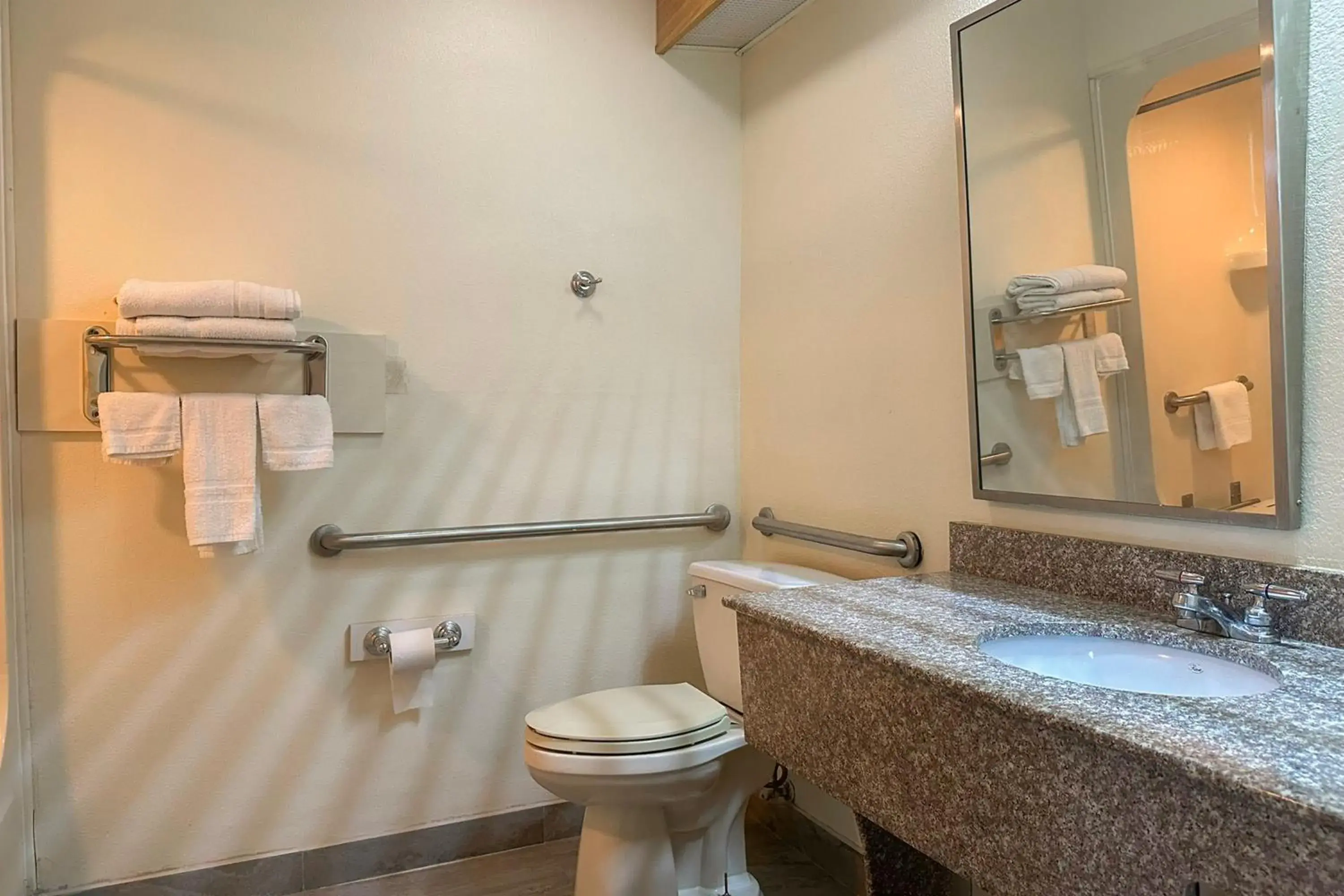 Bathroom in Classic Inn By OYO I- 240 Near Memphis Airport Bathroom in Classic Inn By OYO I- 240 Near Memphis Airport