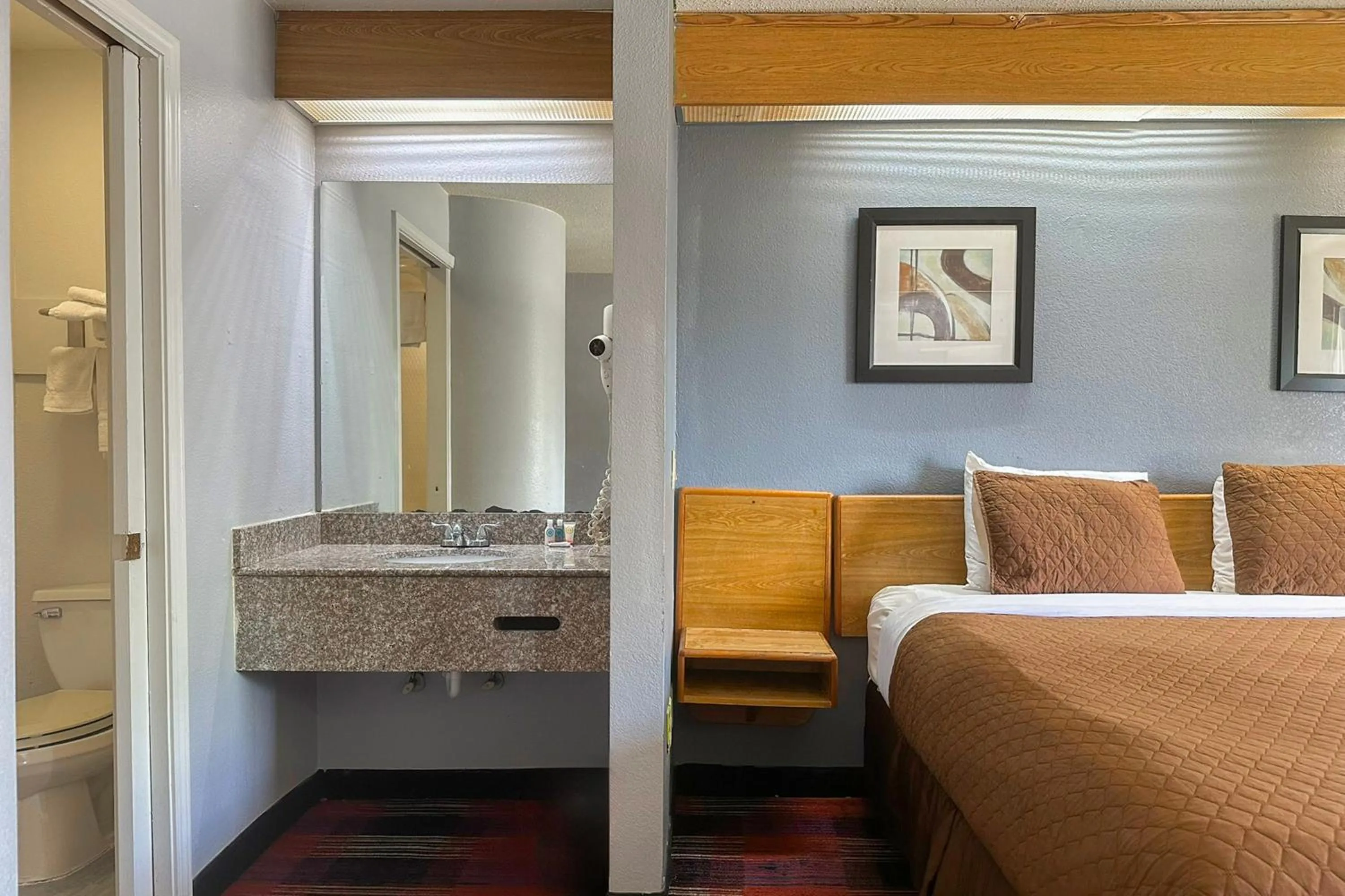 Bathroom, Bed in Classic Inn By Townhouse American Way Memphis I 240