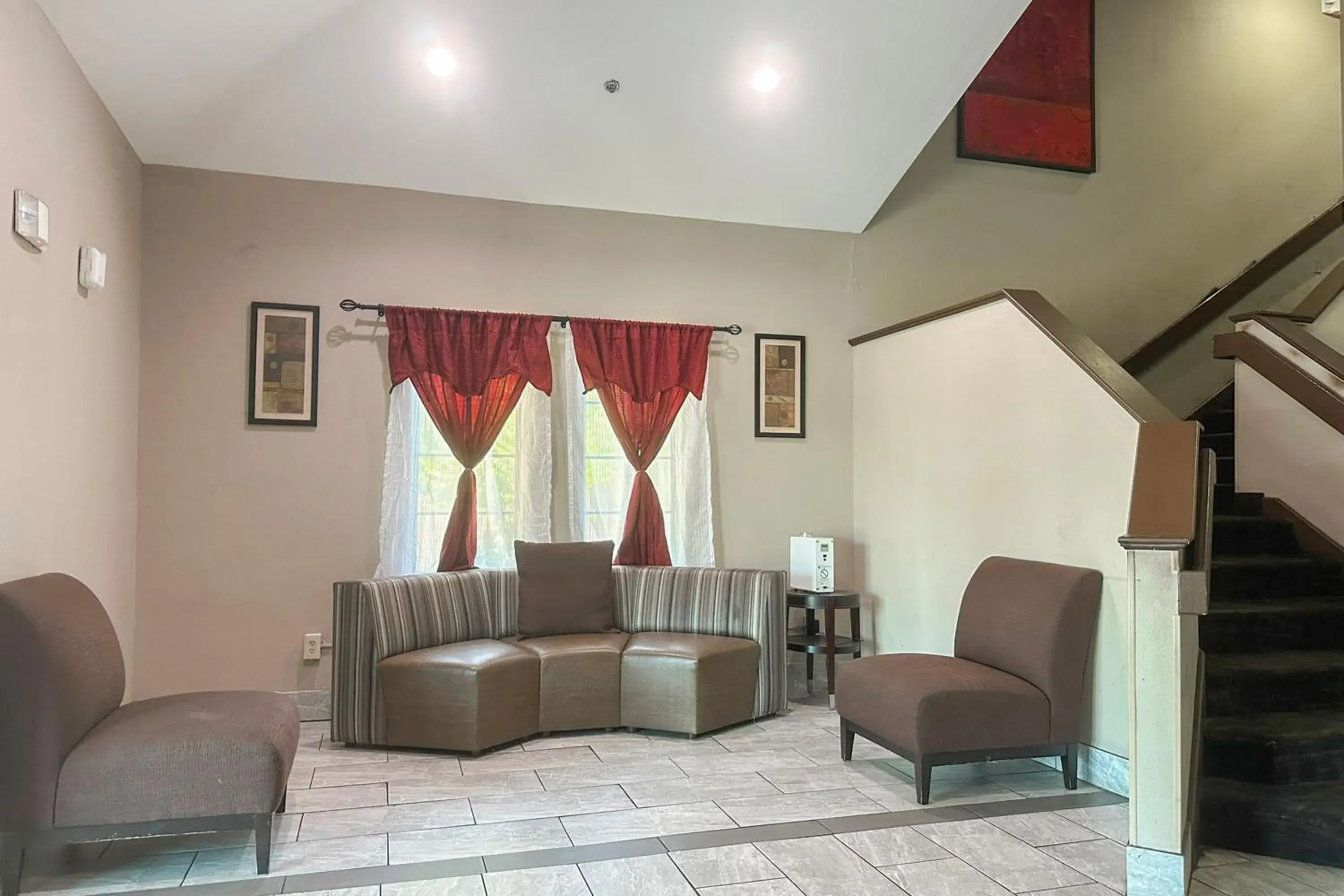 Seating area in Classic Inn By OYO I- 240 Near Memphis Airport Seating area in Classic Inn By OYO I- 240 Near Memphis Airport