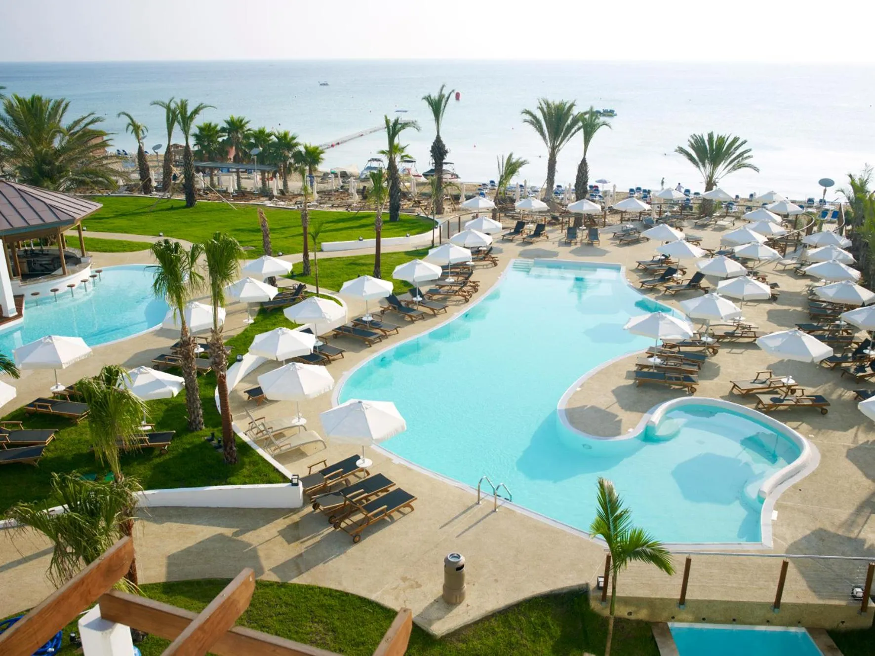 Swimming pool in Sunrise Pearl Hotel & Spa