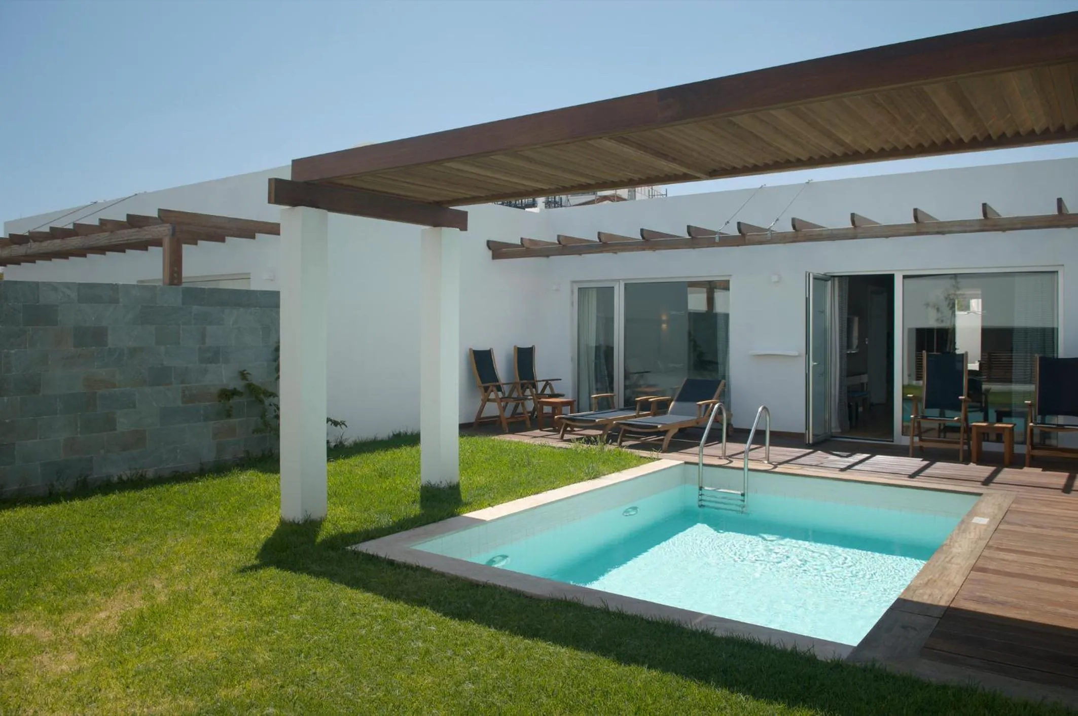 Swimming pool in Sunrise Pearl Hotel & Spa