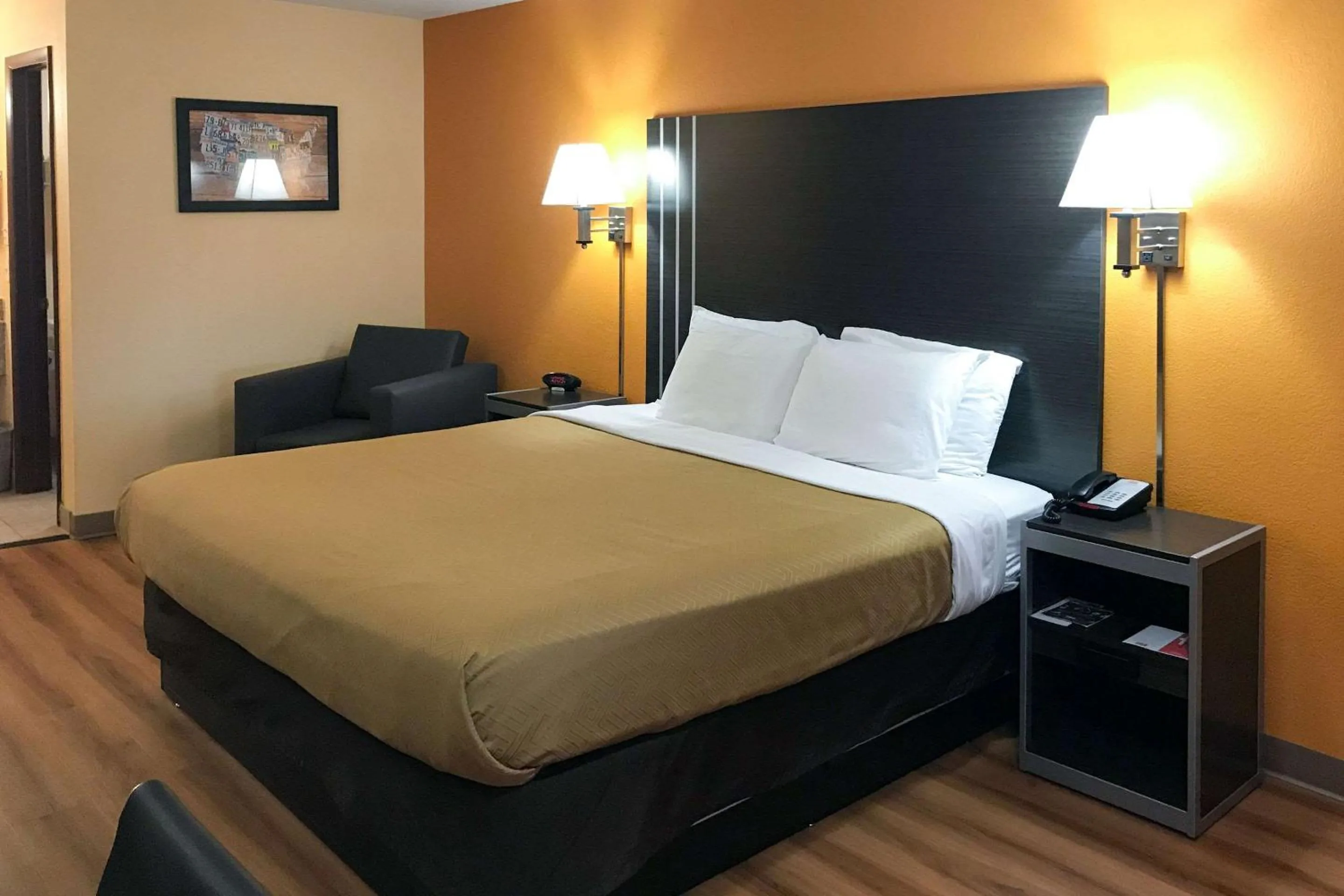 Photo of the whole room, Bed in Econo Lodge Purcell