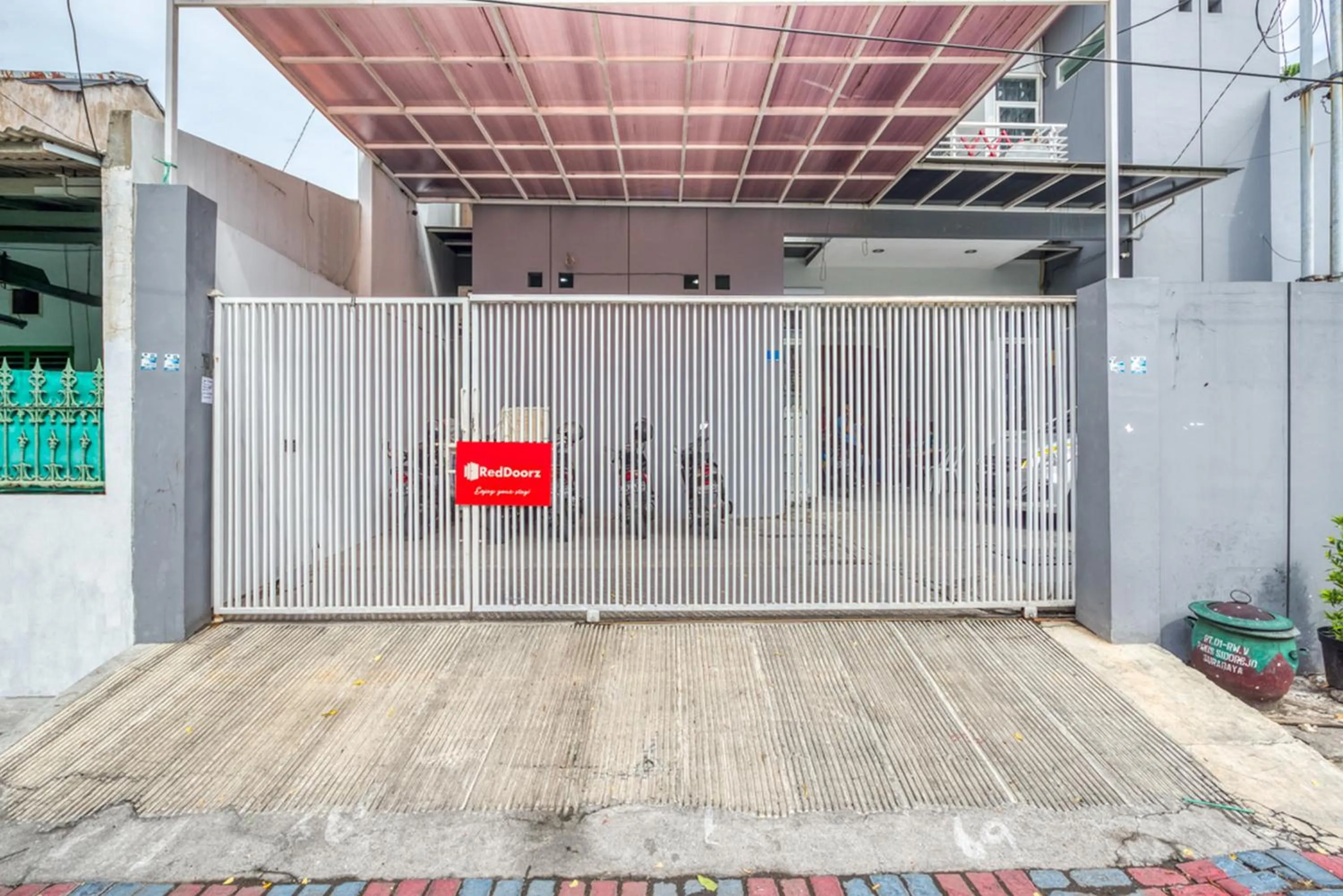 Facade/entrance in RedDoorz near Surabaya Zoo