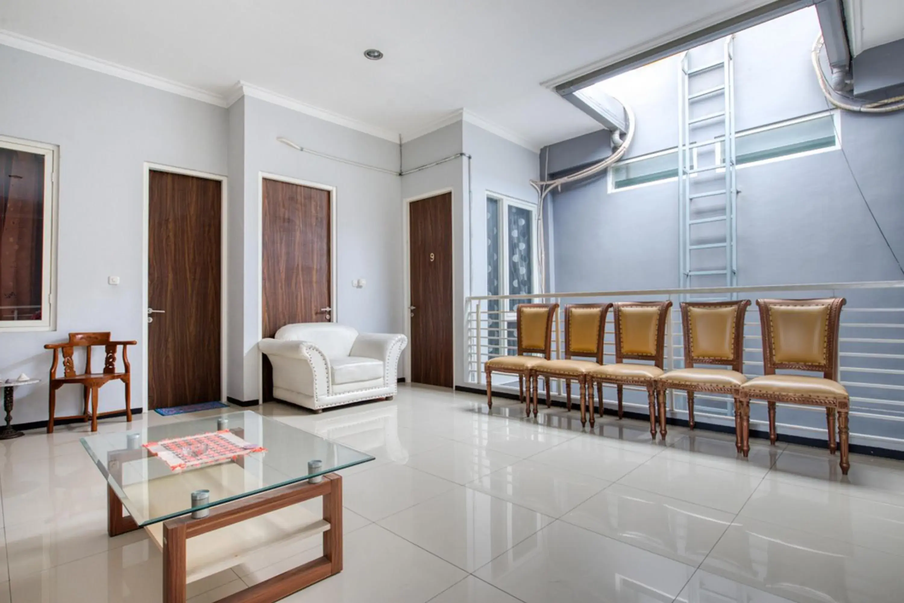 Living room in RedDoorz near Surabaya Zoo Living room in RedDoorz near Surabaya Zoo