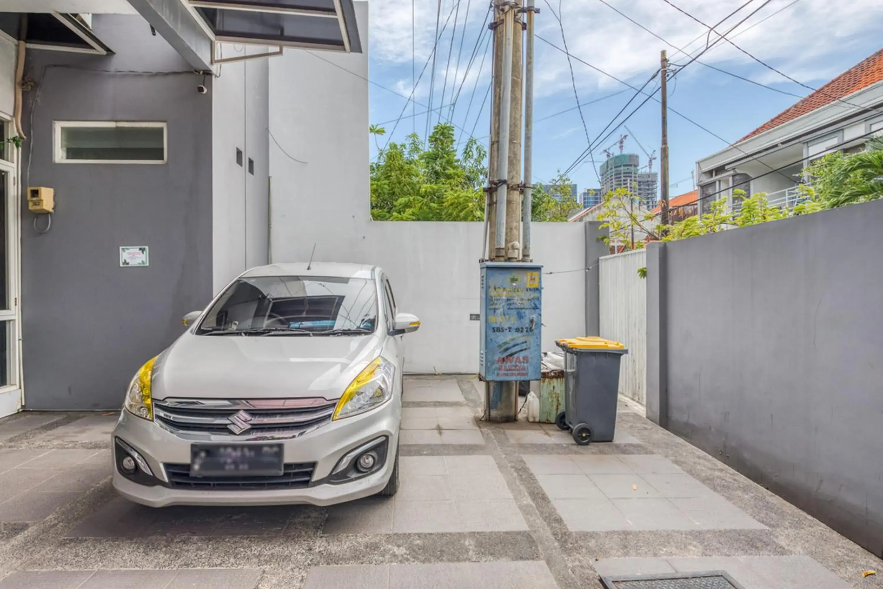 Facade/entrance in RedDoorz near Surabaya Zoo Facade/entrance in RedDoorz near Surabaya Zoo