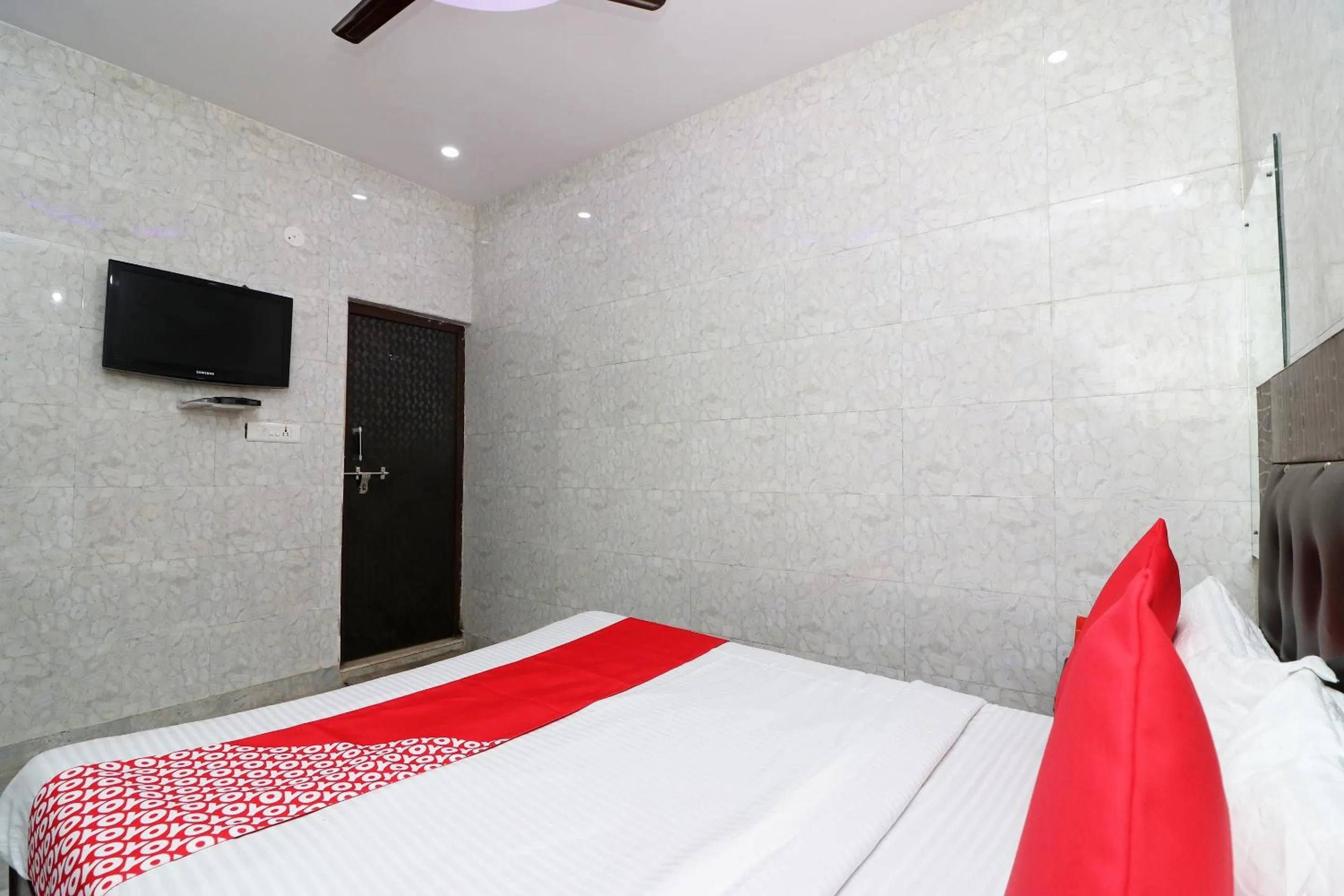 Bedroom, Bed in Hotel O Zaki Hs Near Taj Mahal