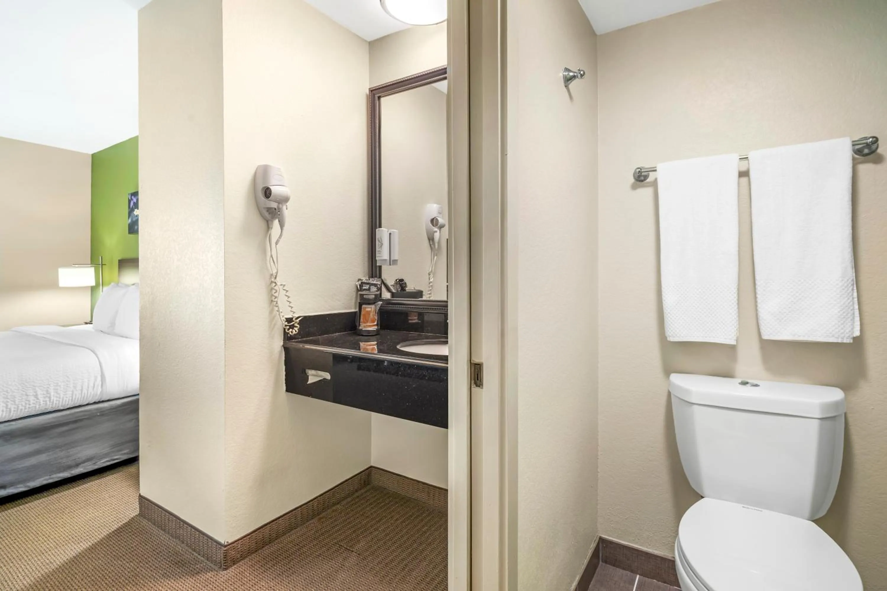 Bathroom, Bed in Sleep Inn Baton Rouge East I-12