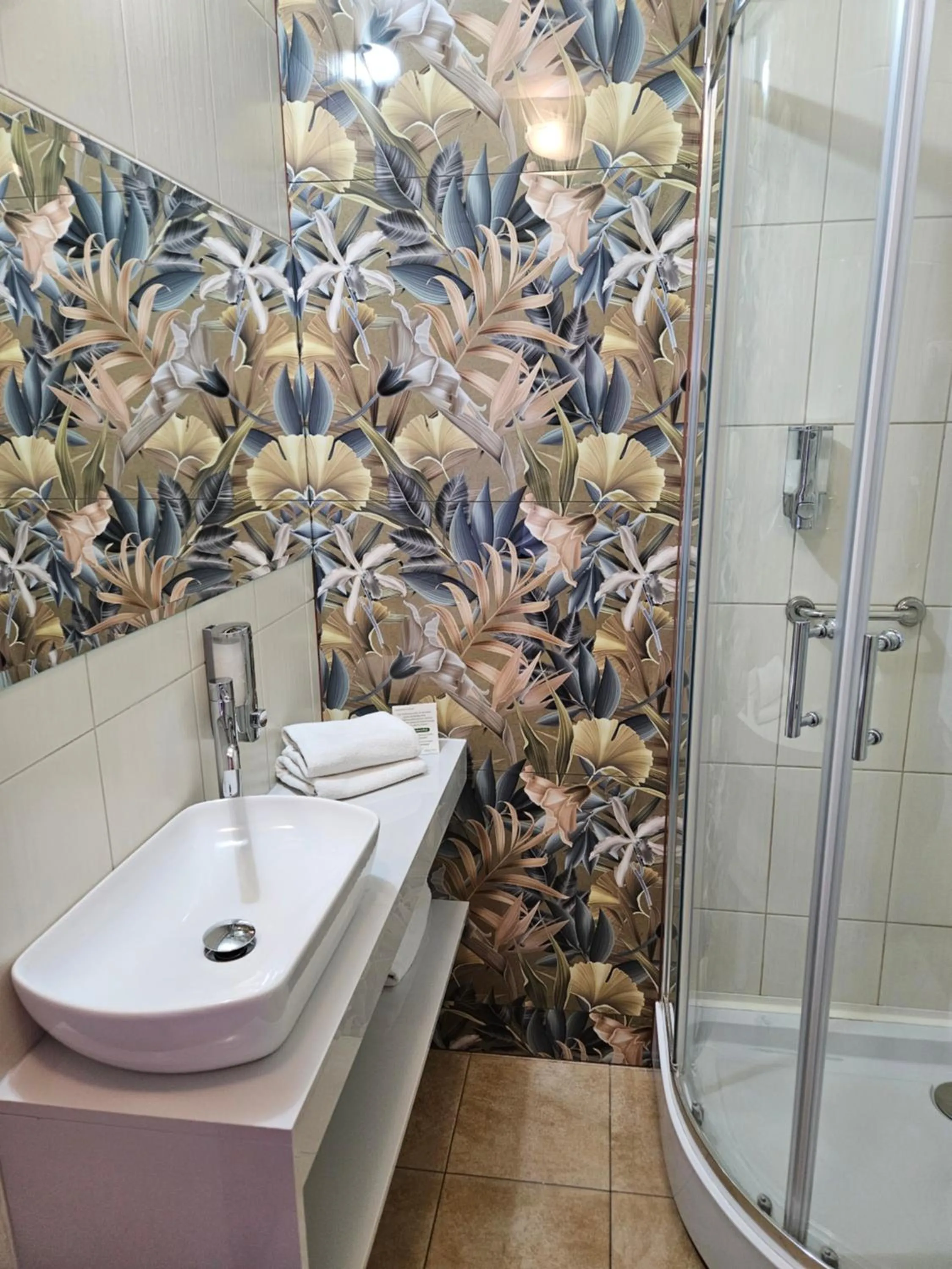 Shower in HOTEL LORD