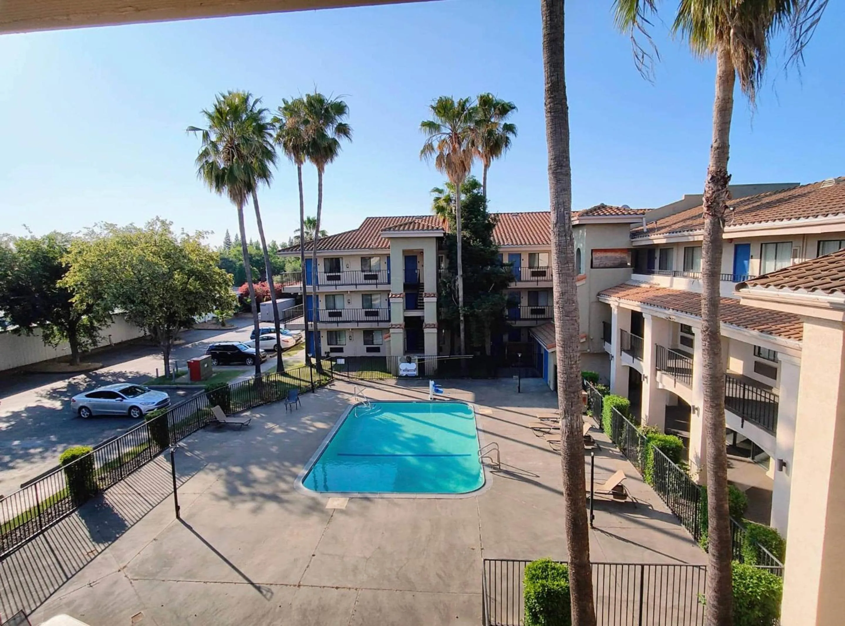 Swimming pool in Rancho Cordova Inn