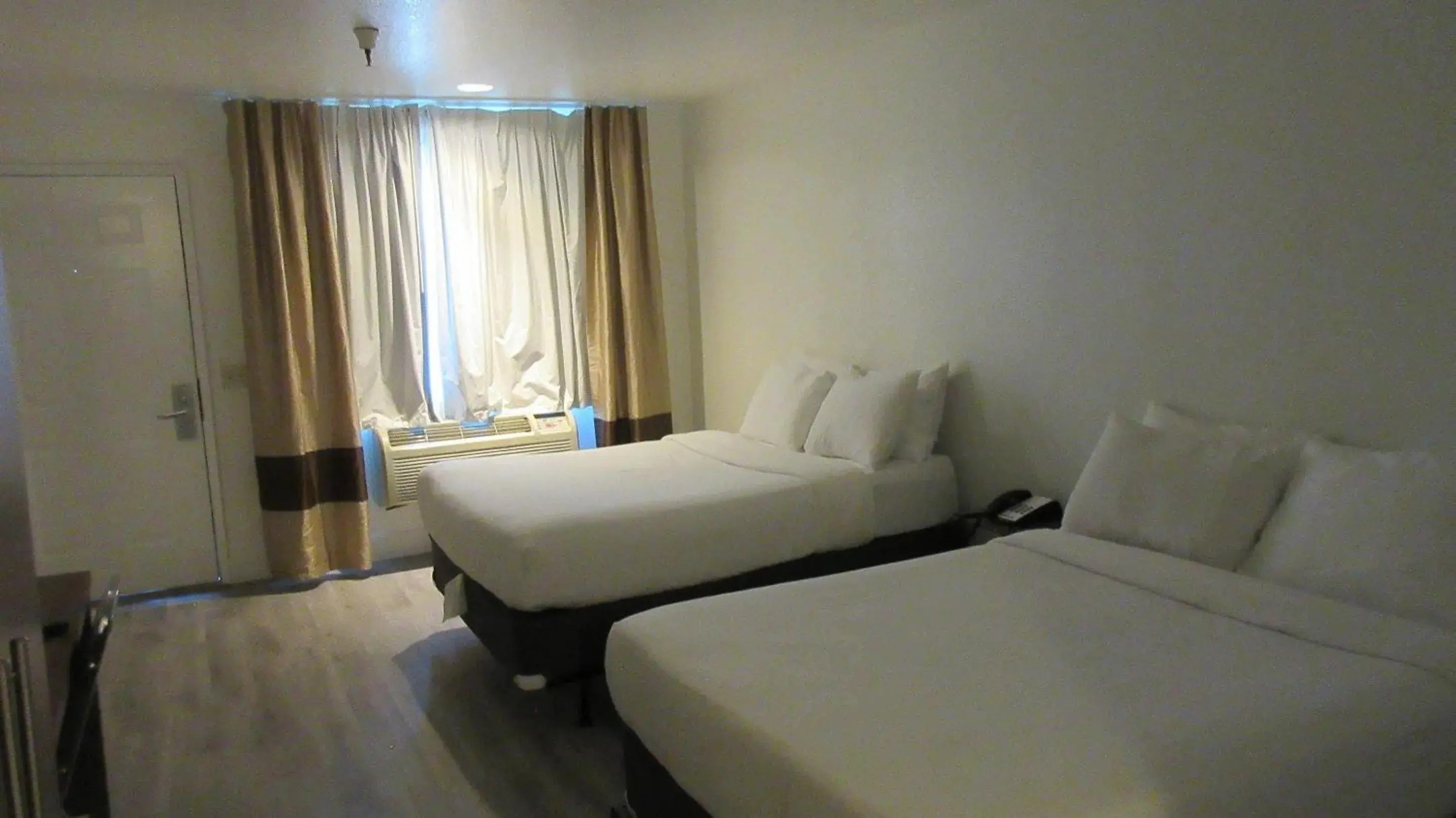 Bedroom in Rancho Cordova Inn Bedroom in Rancho Cordova Inn