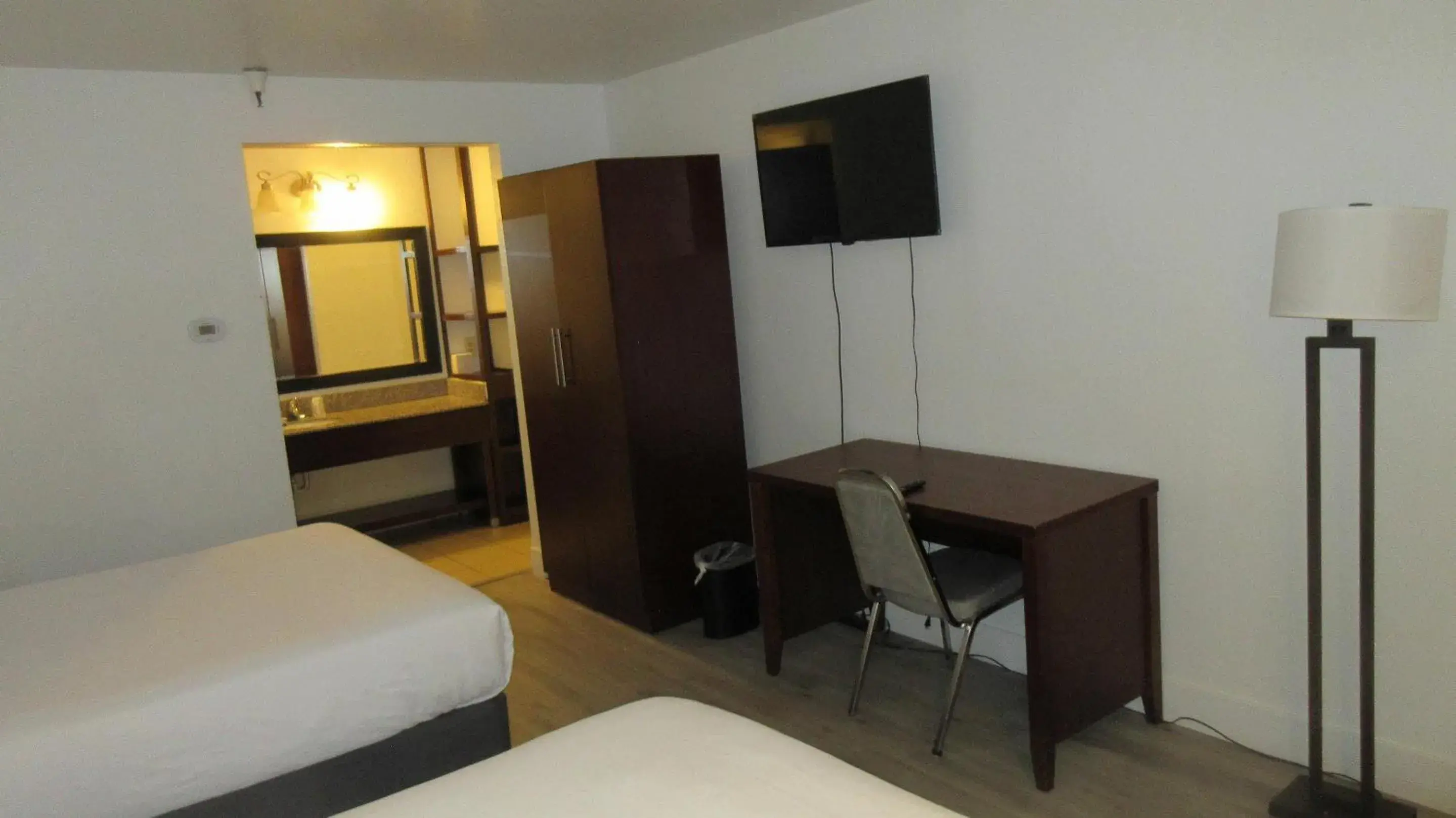 Bedroom in Rancho Cordova Inn Bedroom in Rancho Cordova Inn