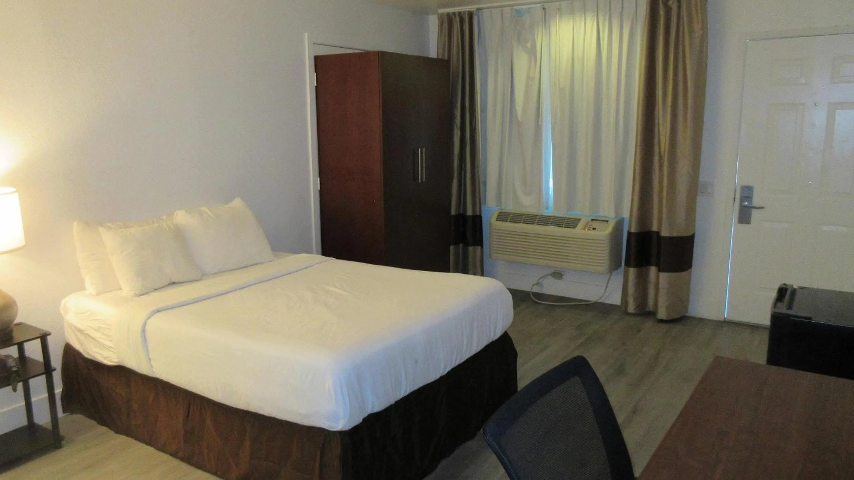 Bedroom in Rancho Cordova Inn