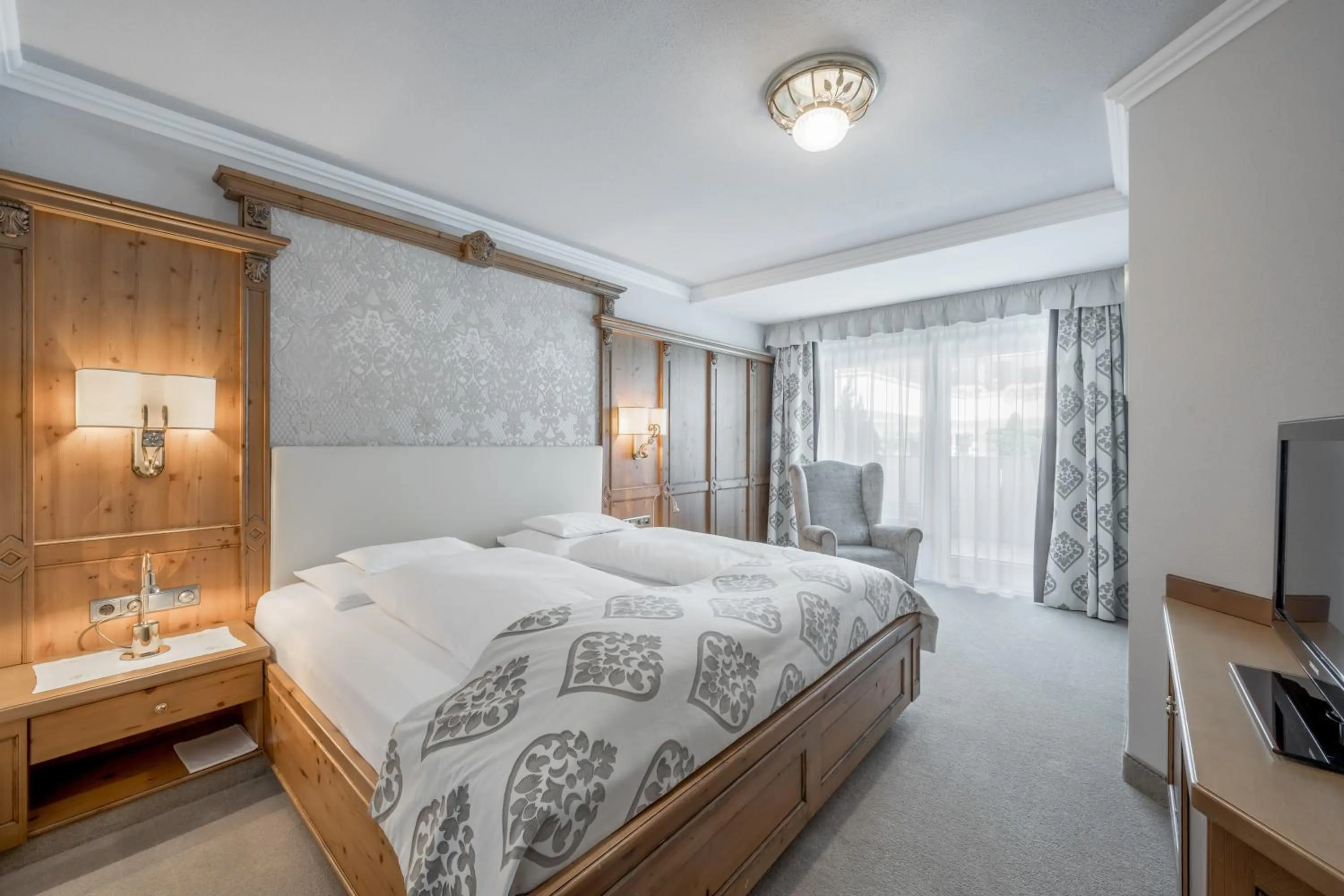 Photo of the whole room, Bed in Trofana Royal 5-Sterne Superior Resort