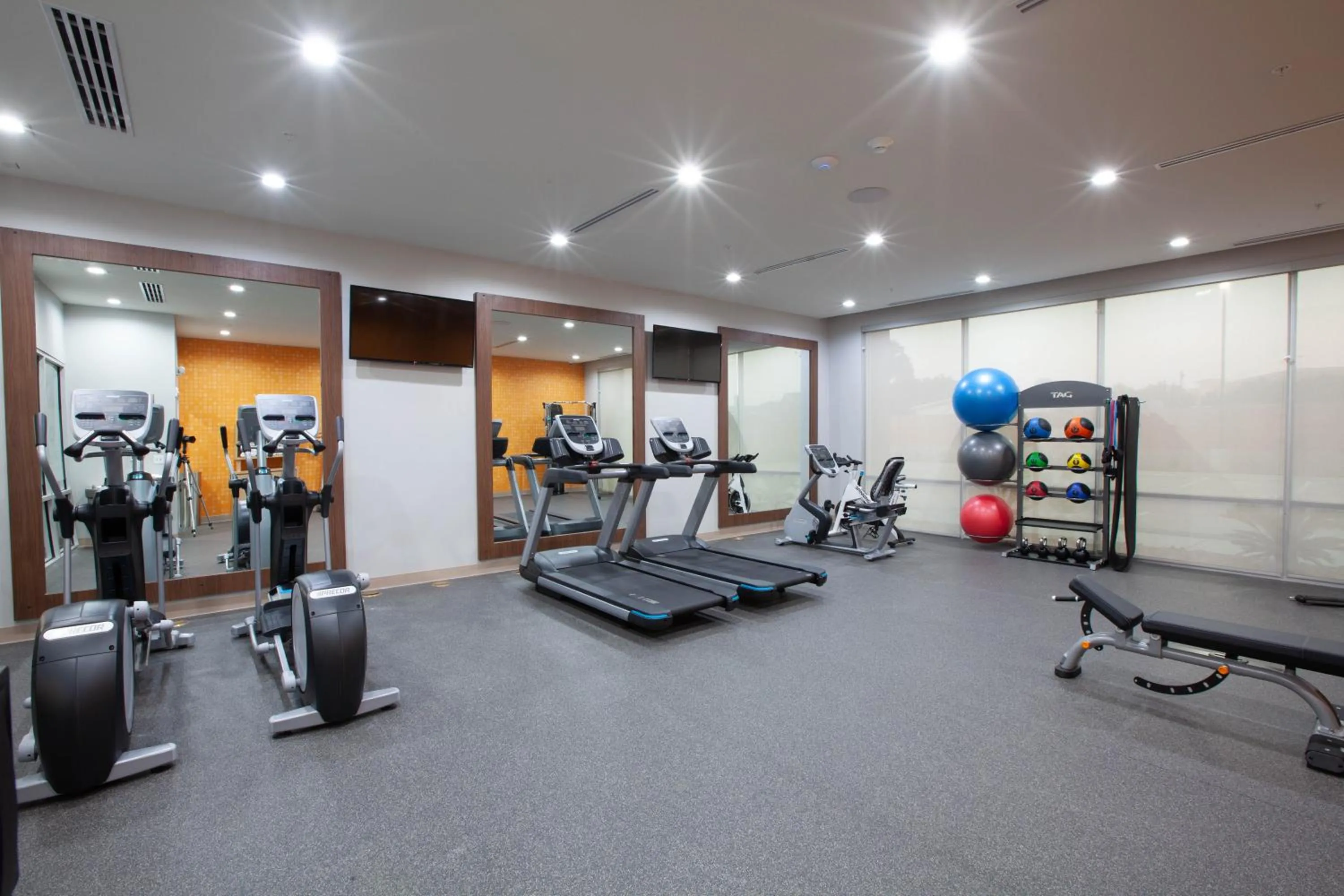 Fitness centre/facilities in La Quinta by Wyndham Houston East at Sheldon Rd