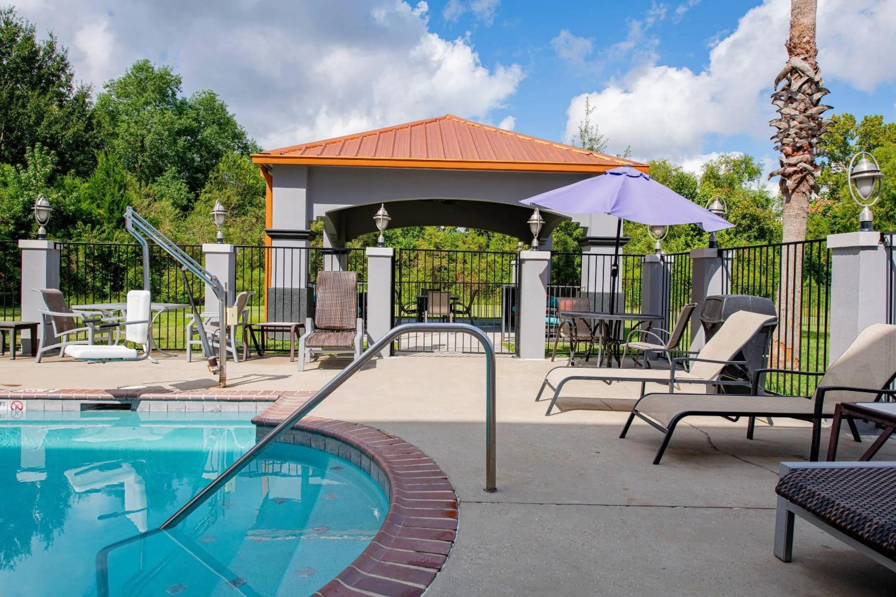 Swimming pool in Comfort Suites Oil Center