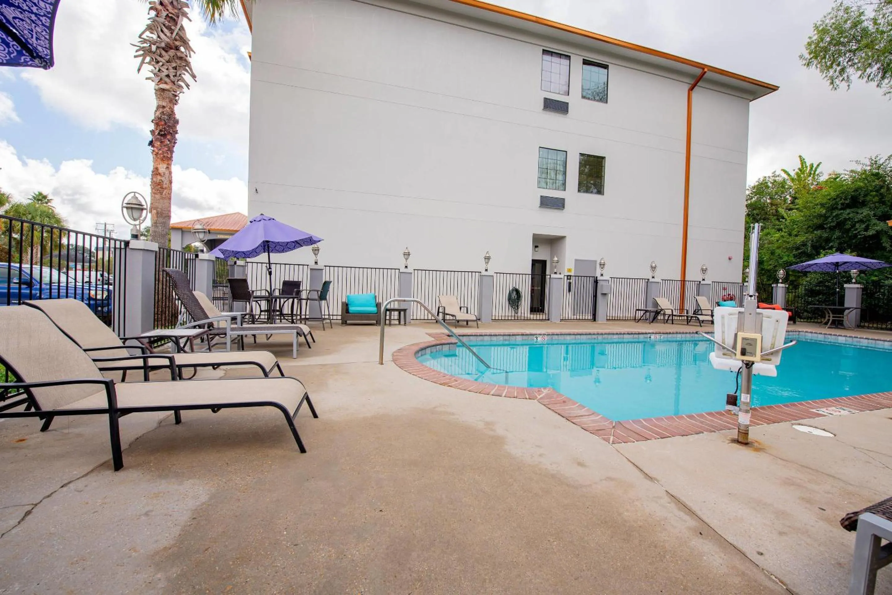 Swimming pool in Comfort Suites Oil Center