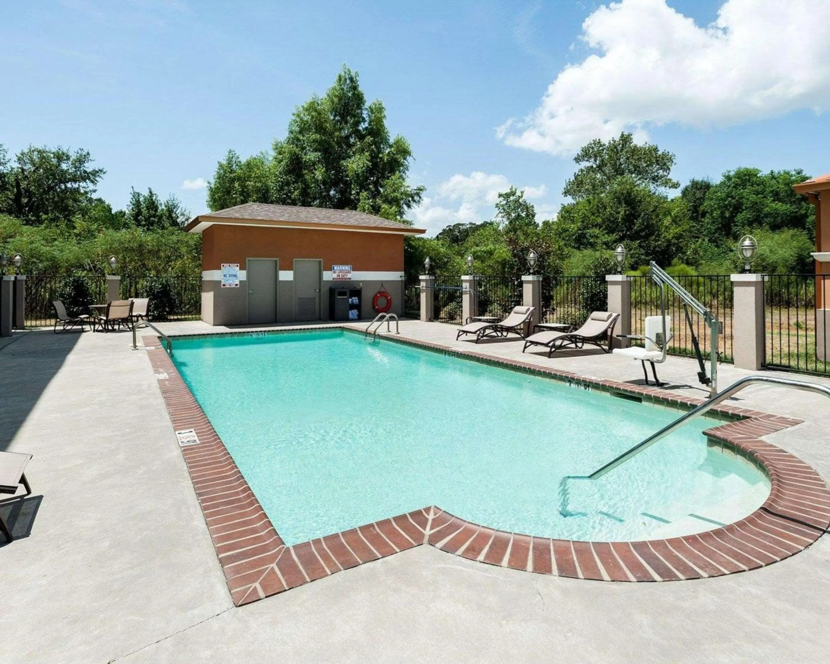 Swimming pool in Comfort Suites Oil Center