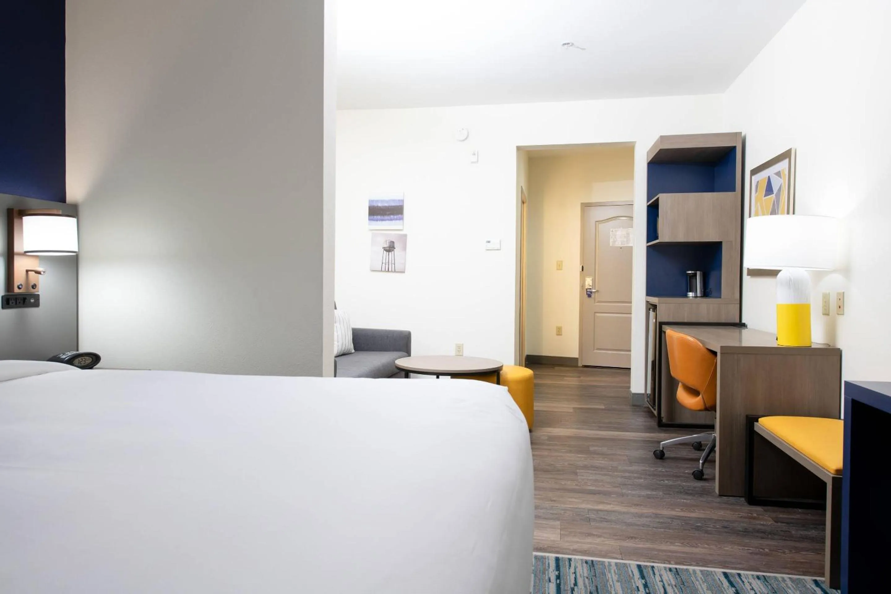 Bedroom, Bed in Comfort Suites Oil Center