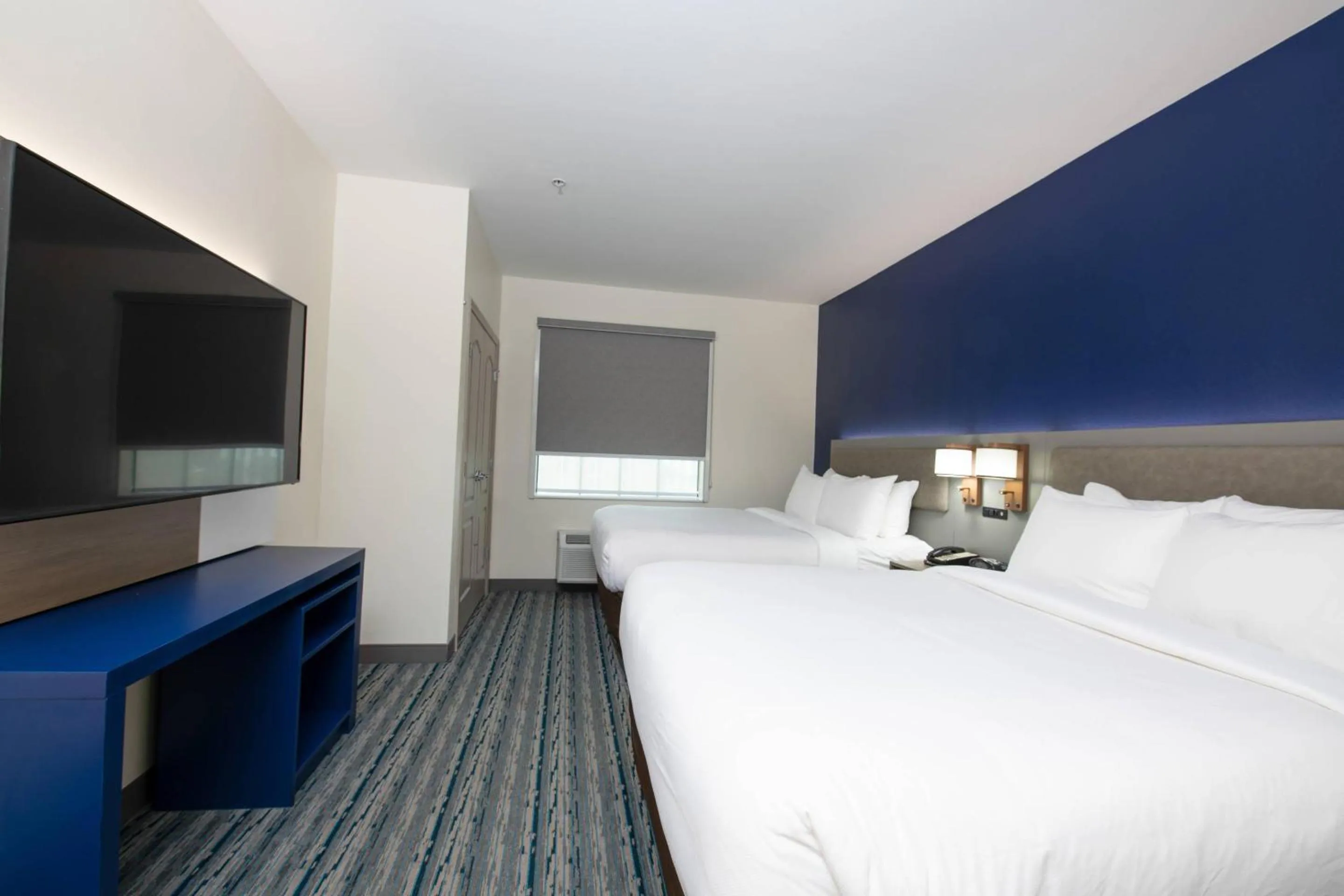 Bedroom, Bed in Comfort Suites Oil Center