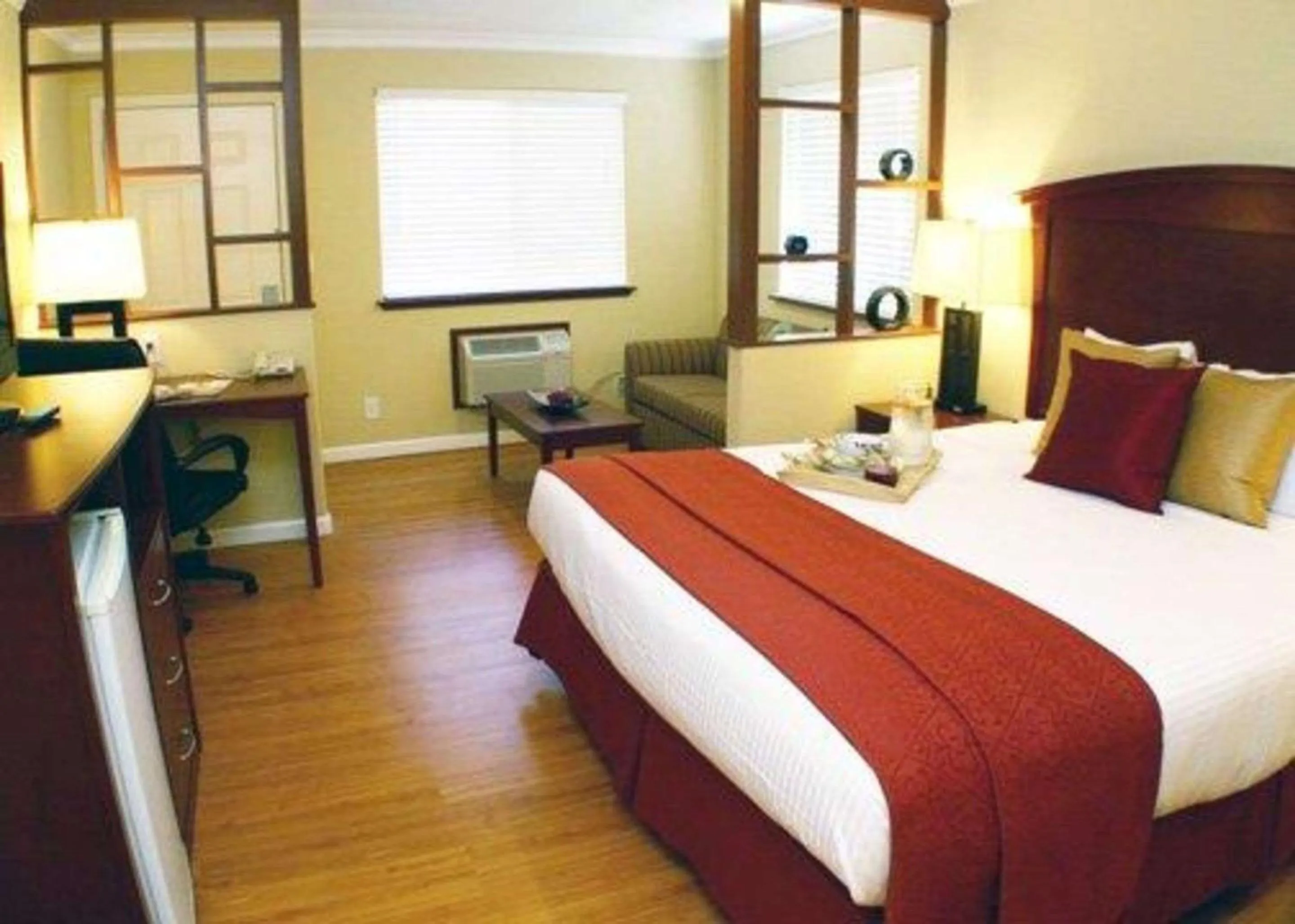 Photo of the whole room, Bed in Quality Inn & Suites Santa Cruz Mountains