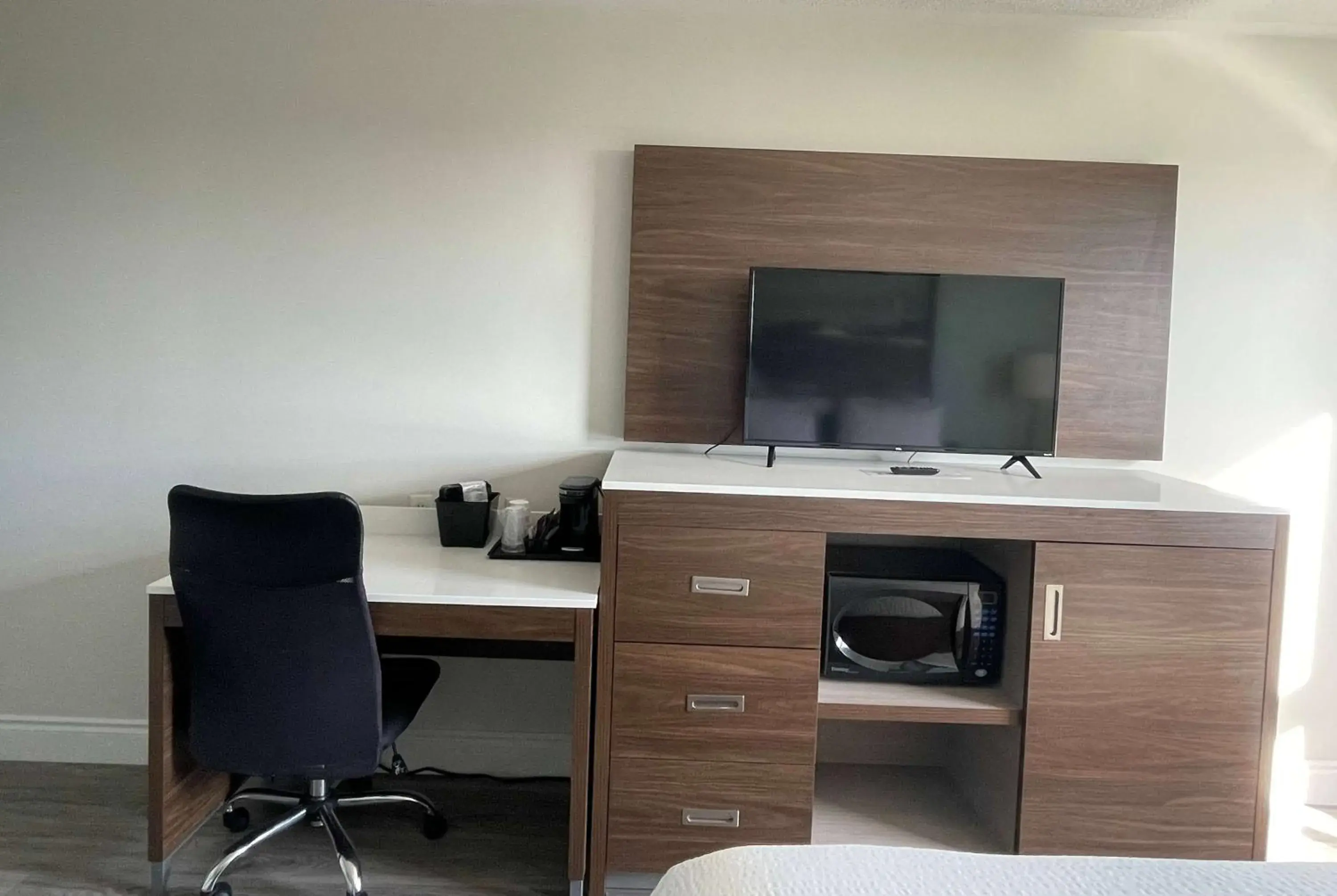 Photo of the whole room in Super 8 by Wyndham Peterborough Photo of the whole room in Super 8 by Wyndham Peterborough