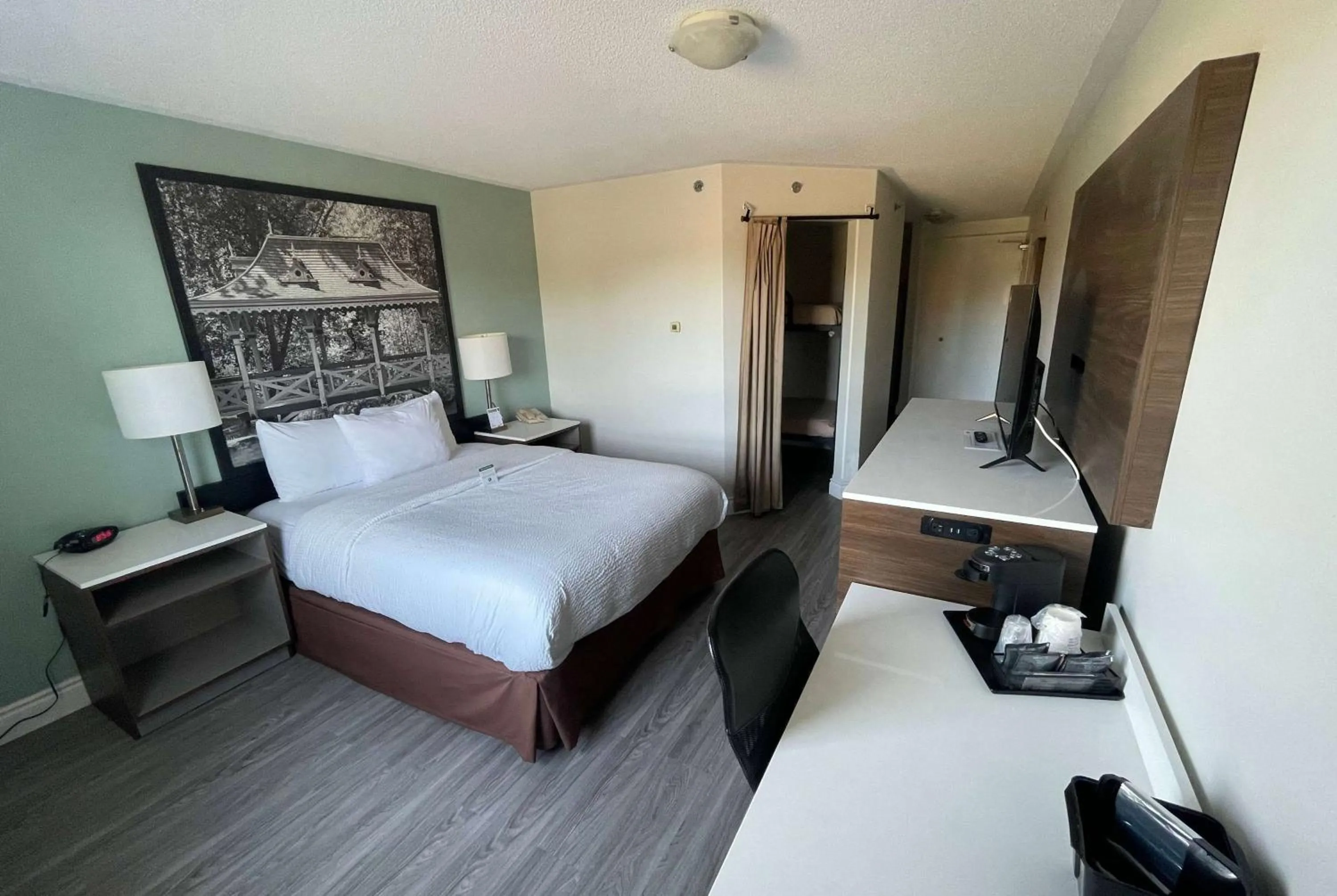 Photo of the whole room, Bed in Super 8 by Wyndham Peterborough