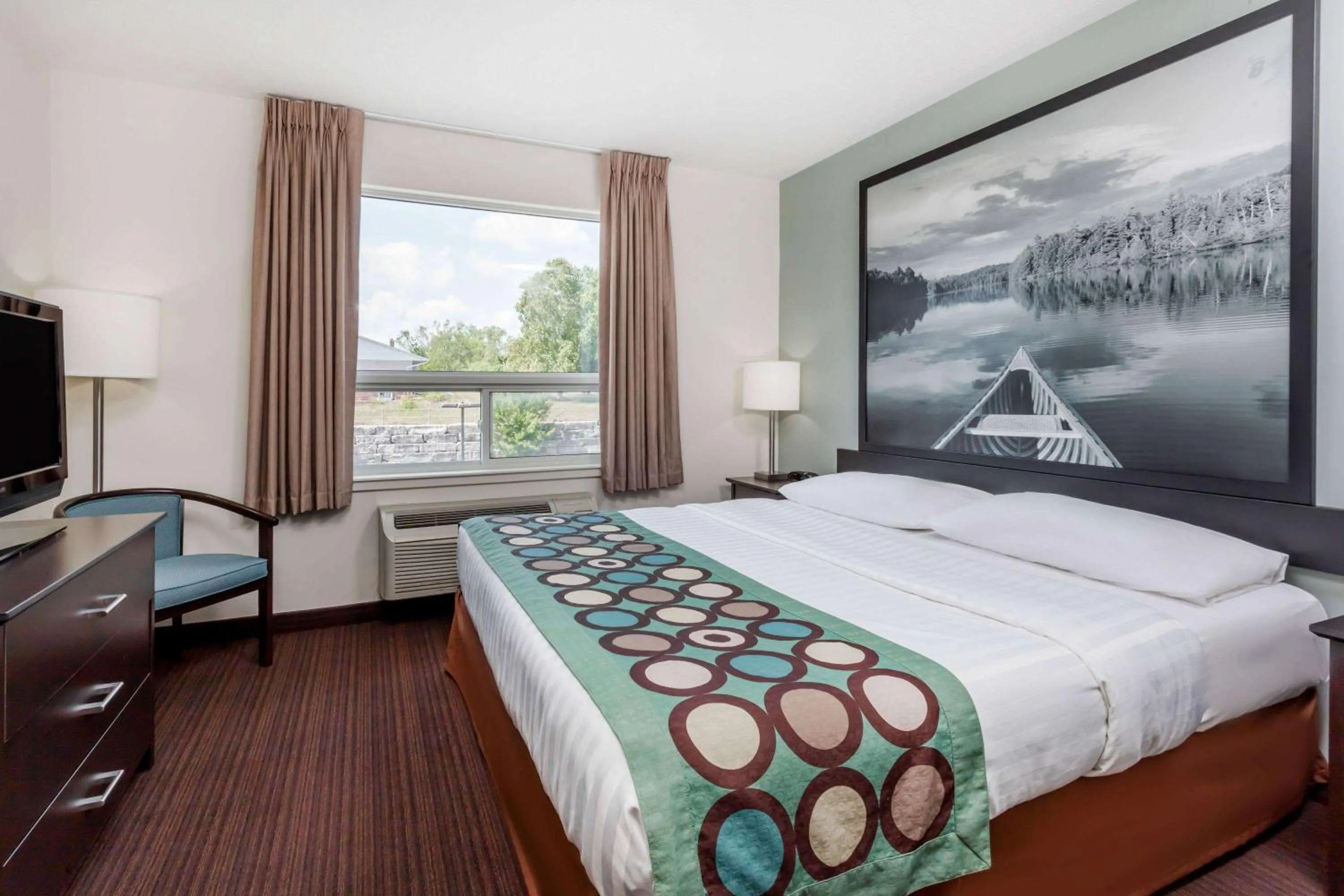 Photo of the whole room, Bed in Super 8 by Wyndham Peterborough