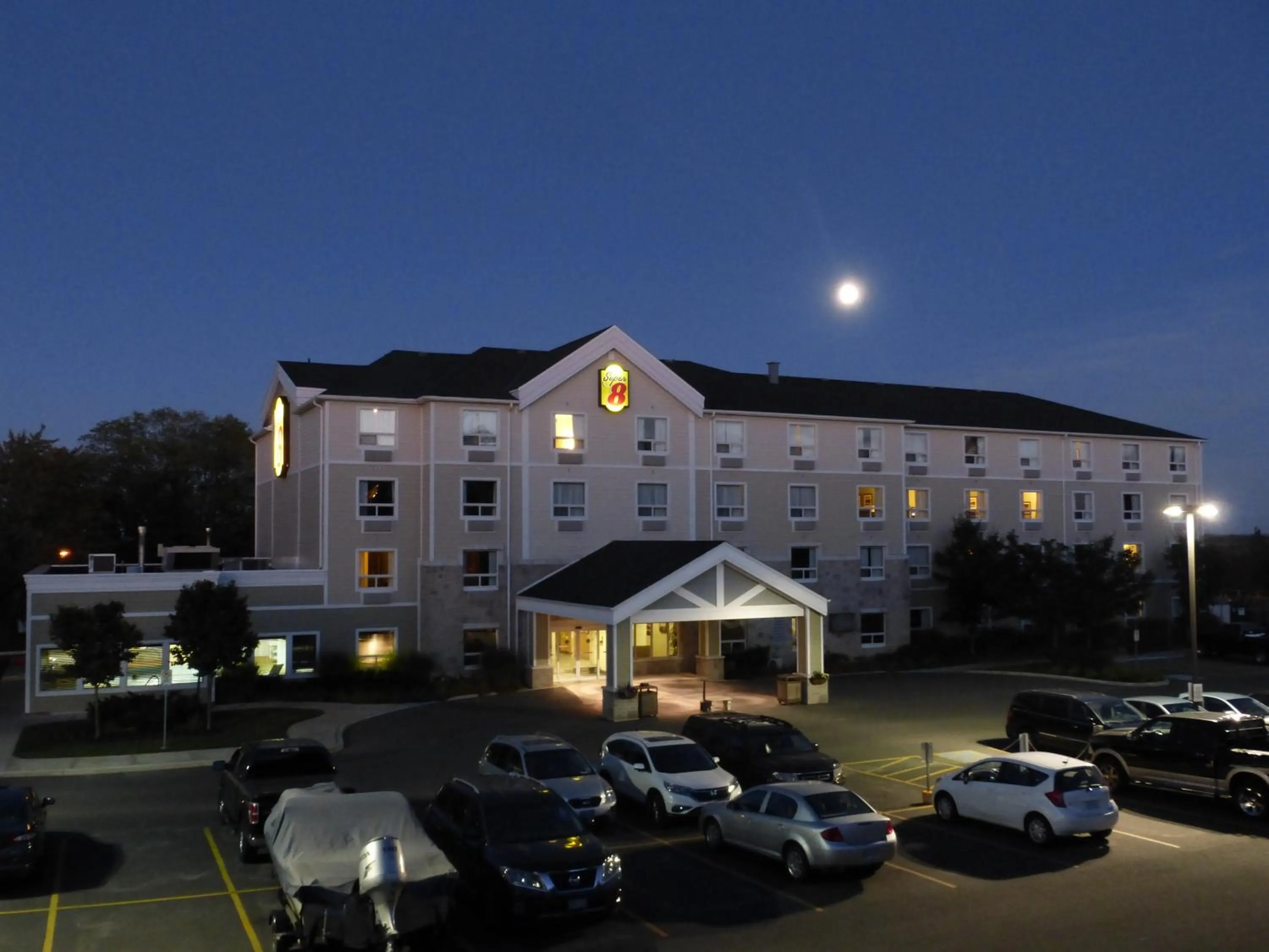 Facade/entrance in Super 8 by Wyndham Peterborough
