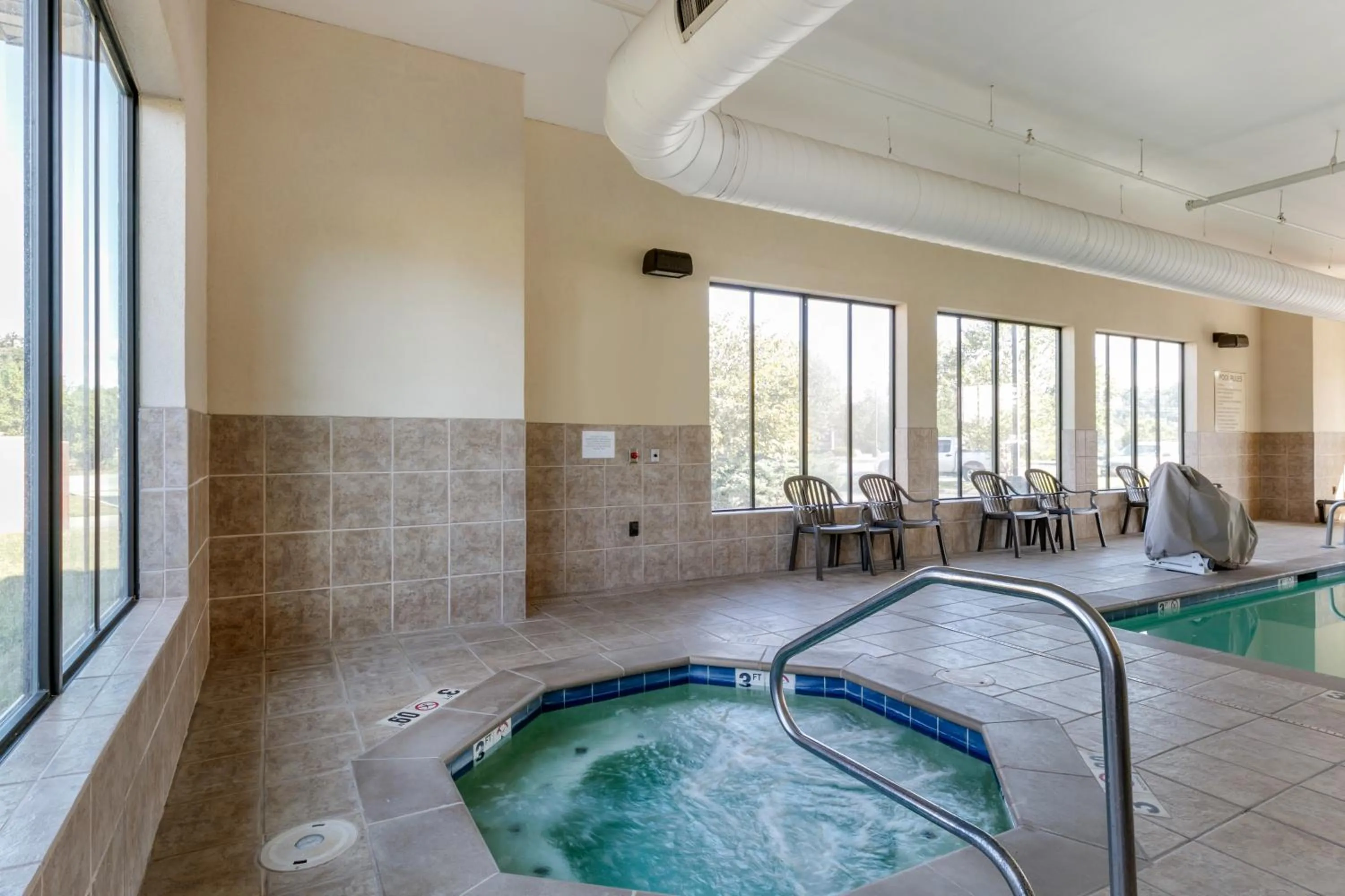 Hot Tub in Comfort Inn Powell - Knoxville North