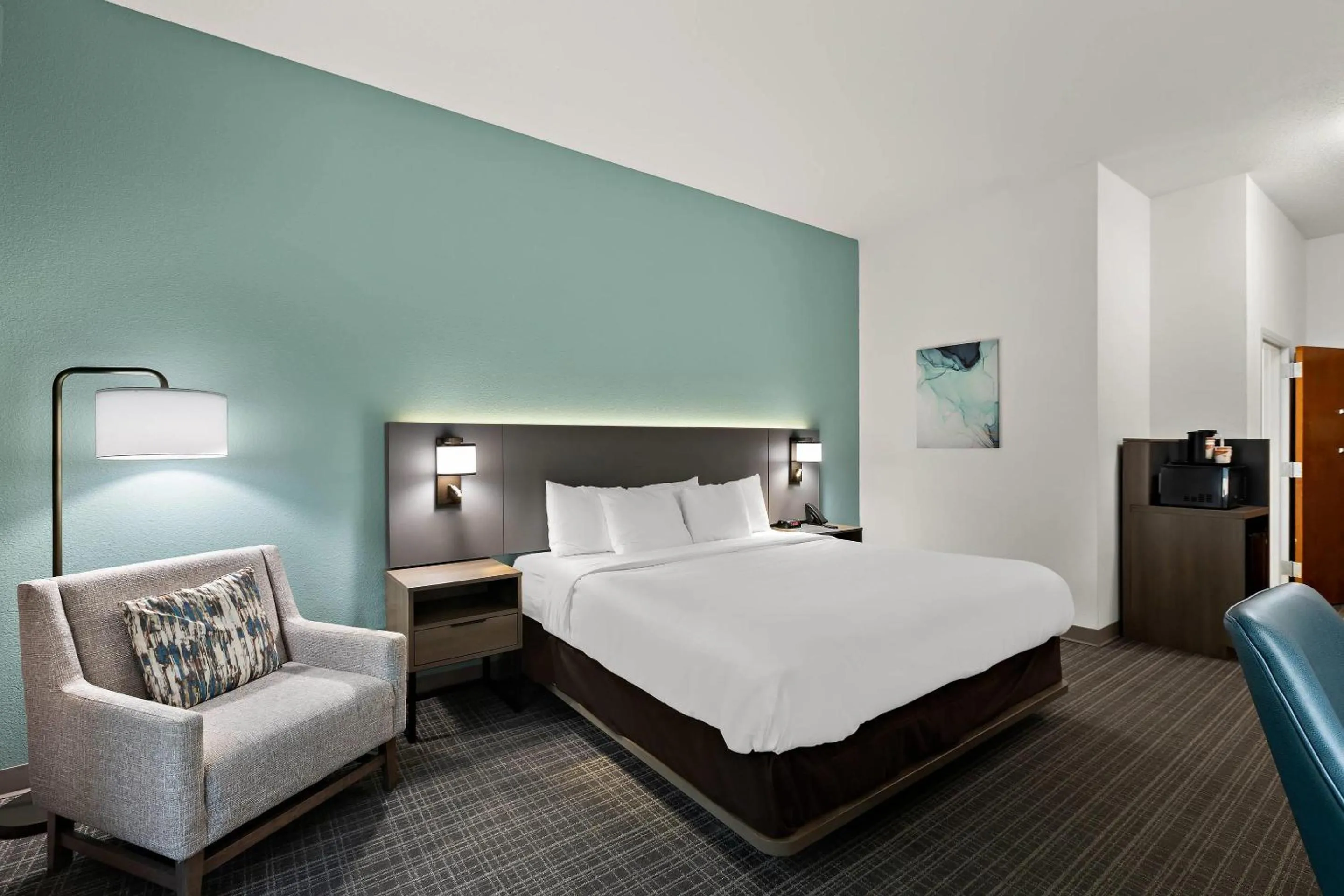 Bedroom, Bed in Comfort Inn Powell - Knoxville North