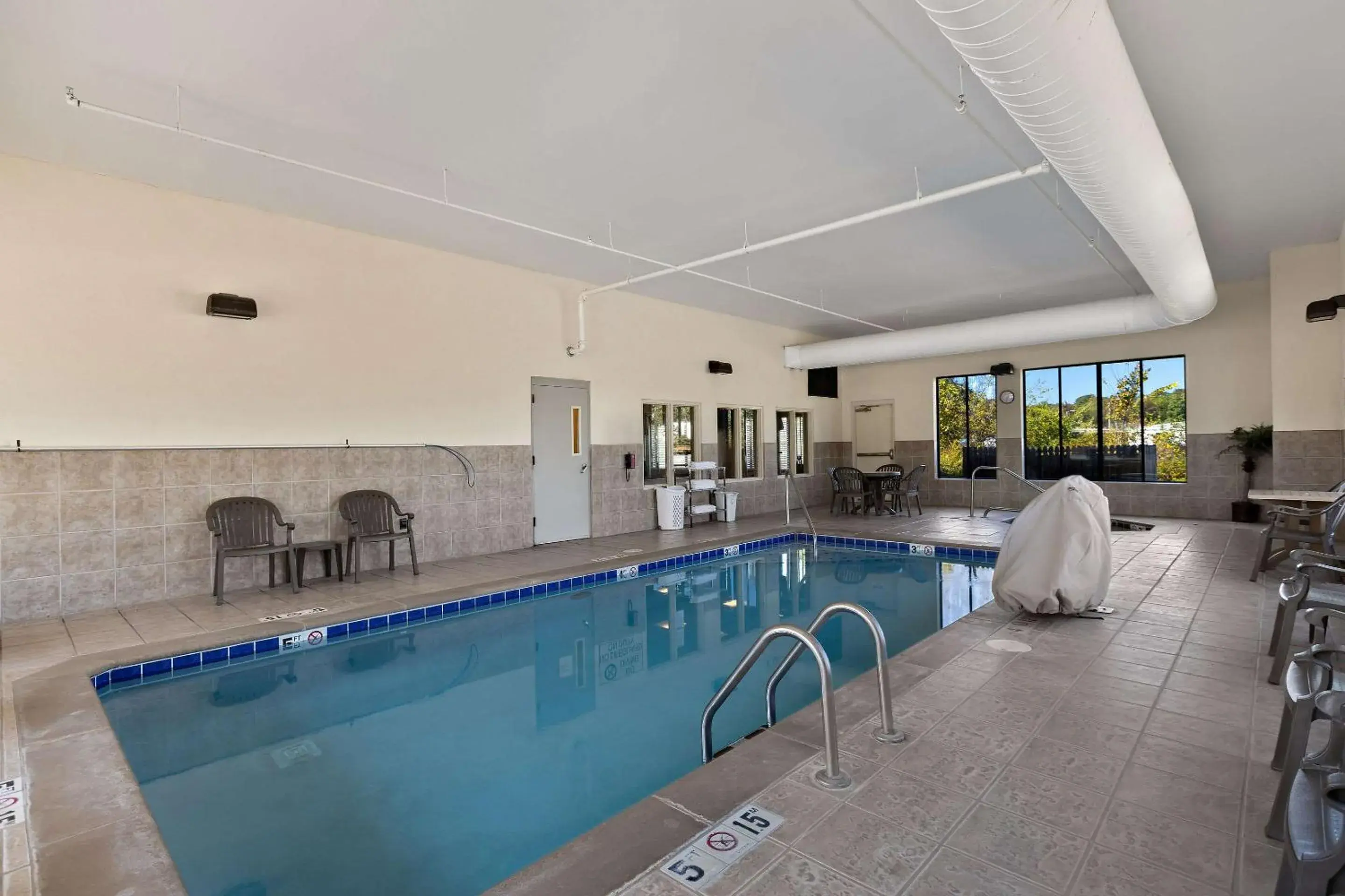 Swimming pool in Comfort Inn Powell - Knoxville North Swimming pool in Comfort Inn Powell - Knoxville North