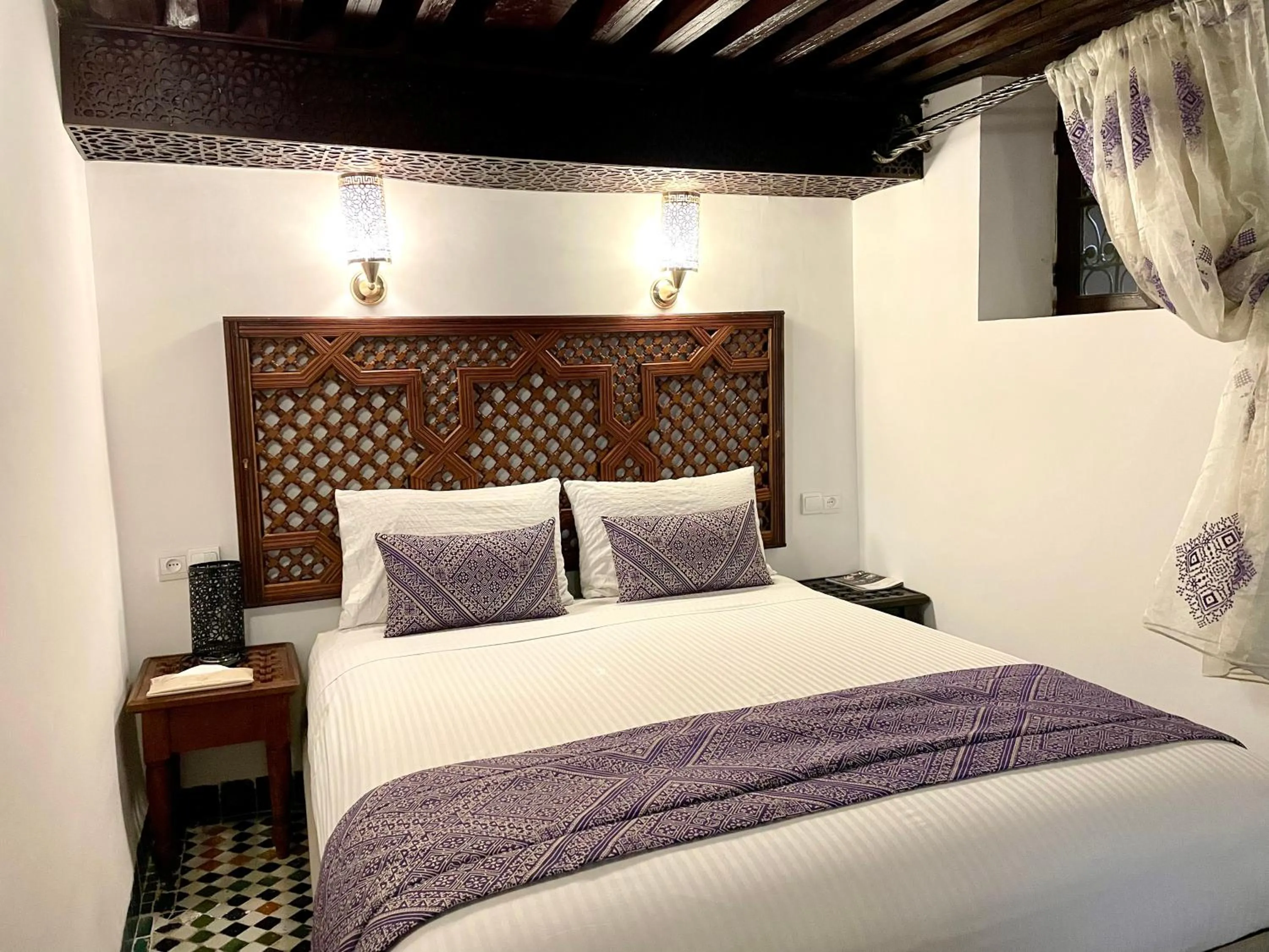 Bed in Le Grand Alcazar - Riad