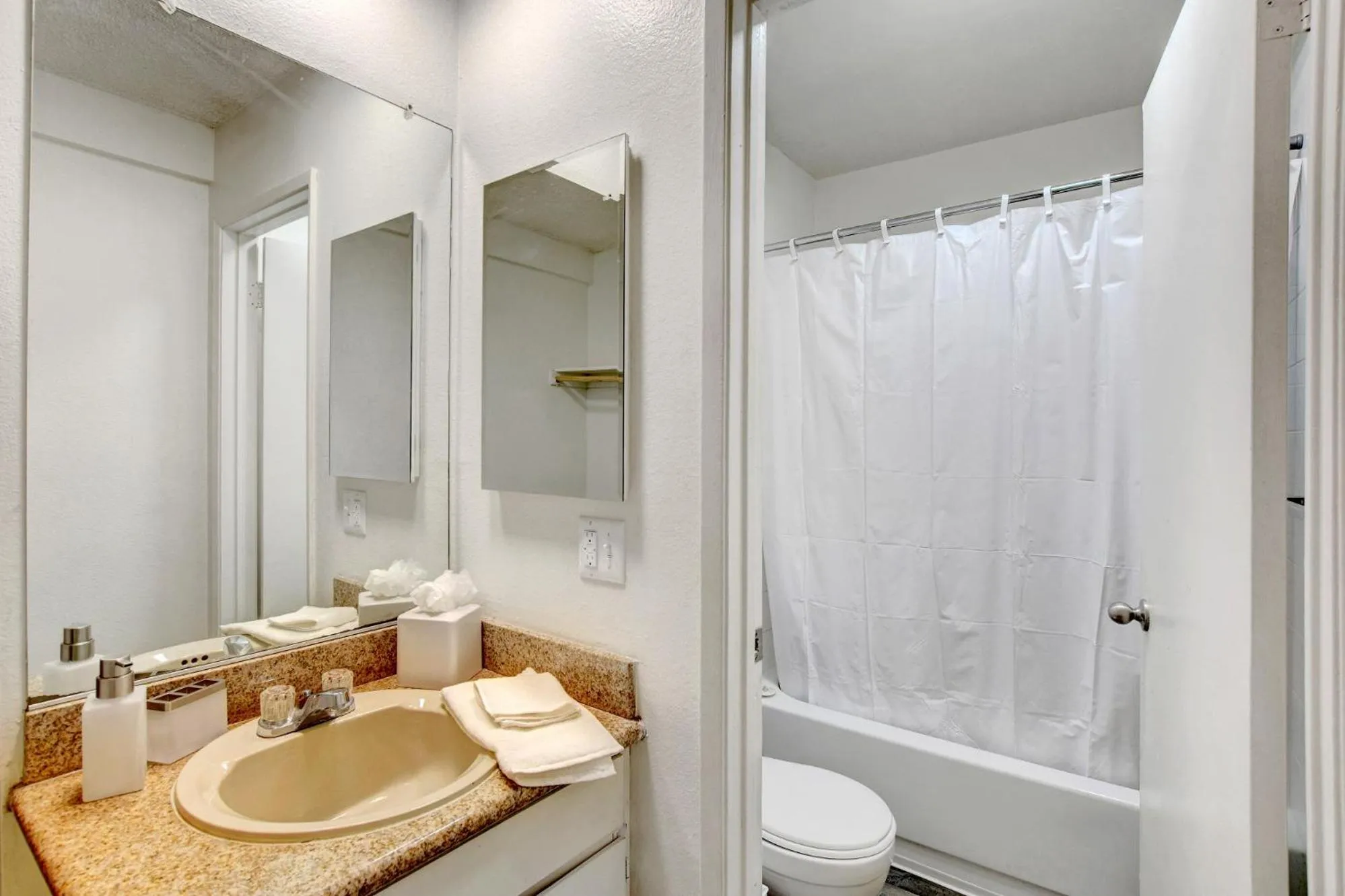 Bathroom in Siegel Slots and Suites (No Resort Fees)