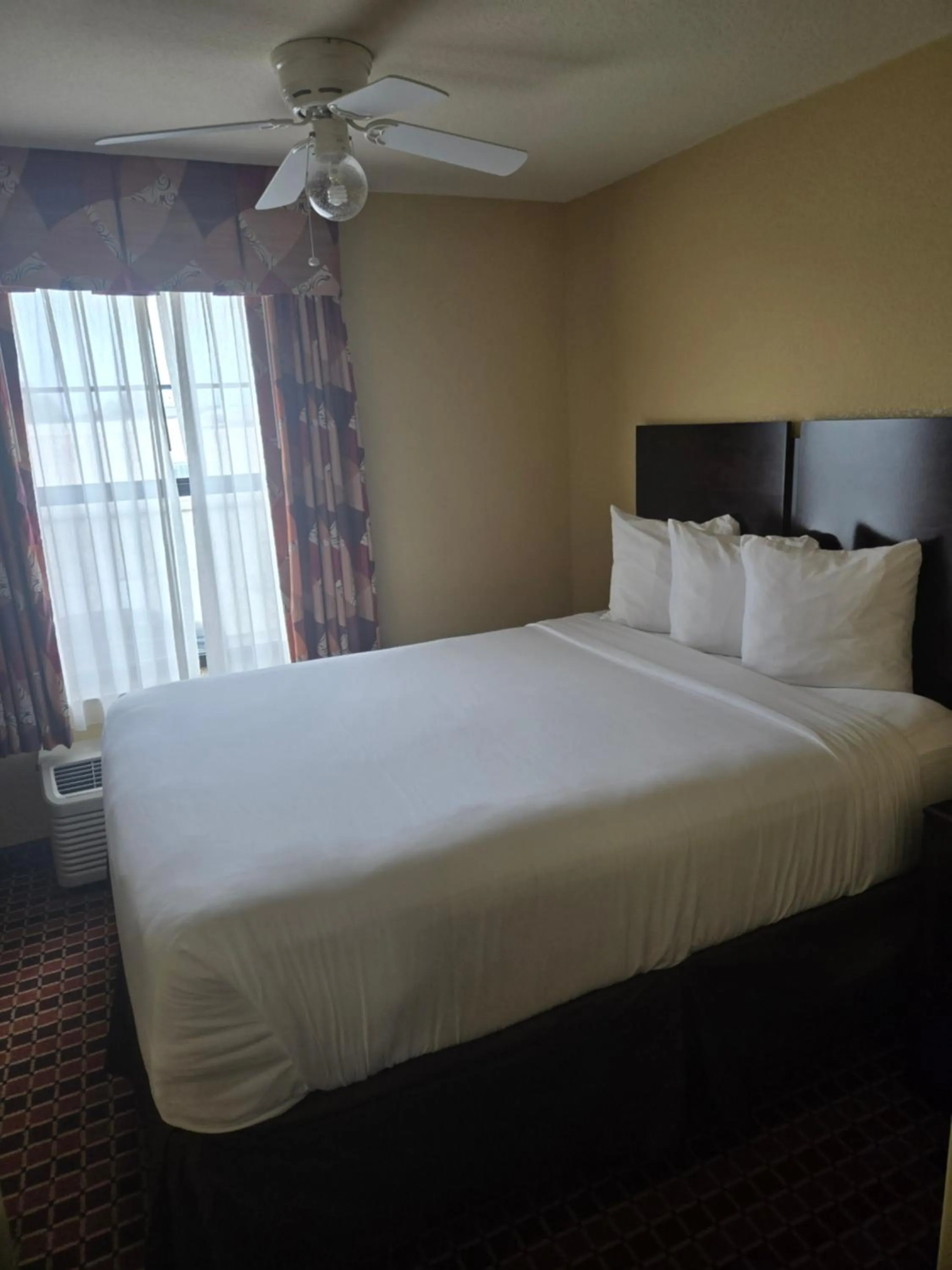 Bed in Affordable Suites of America Rogers - Bentonville