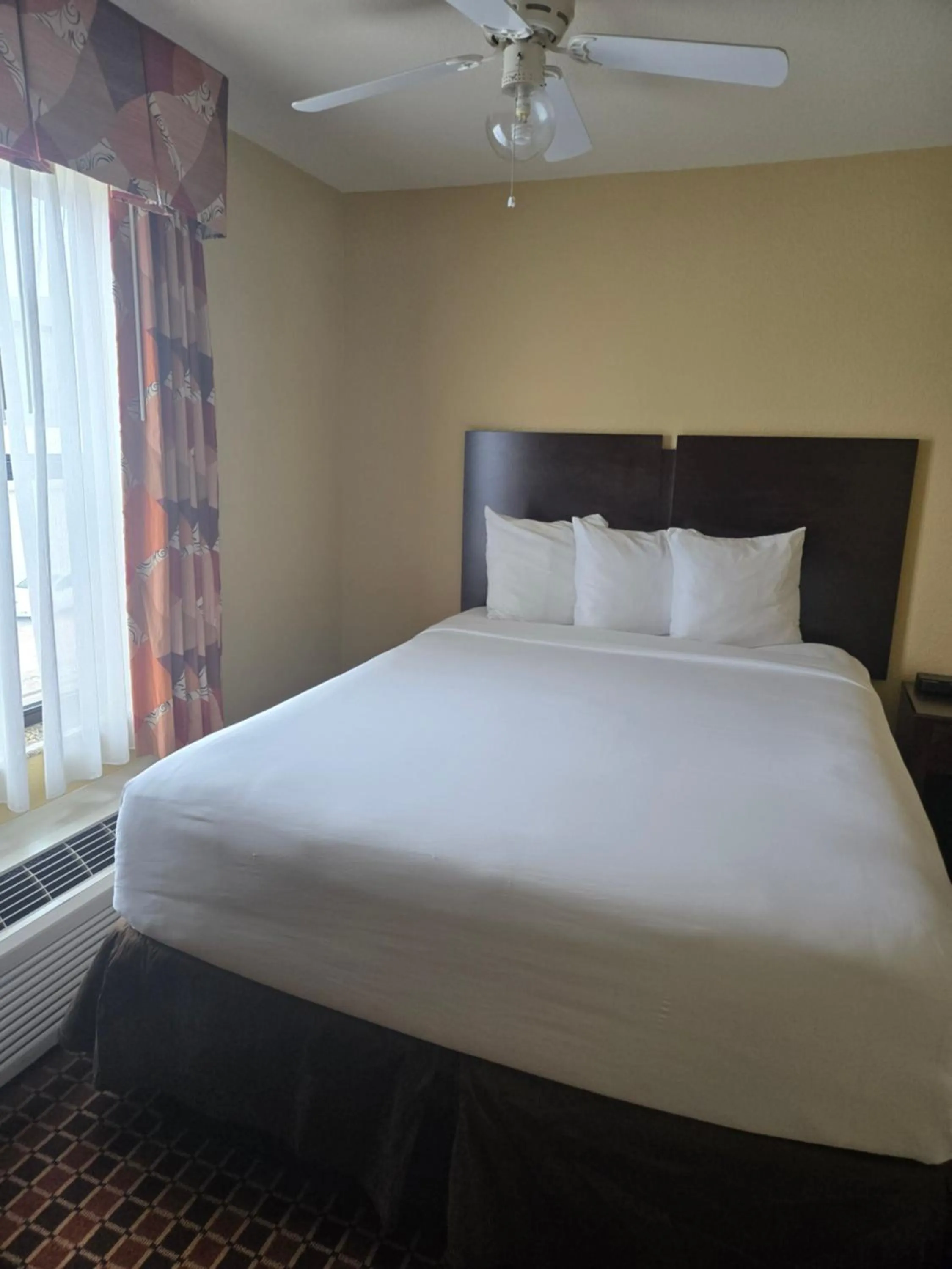 Bed in Affordable Suites of America Rogers - Bentonville