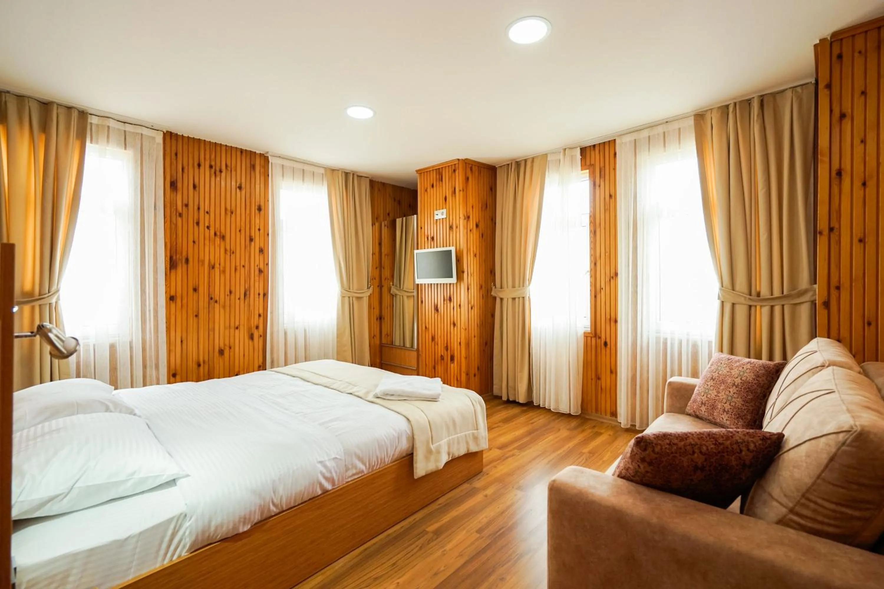 Photo of the whole room, Bed in Element Residence