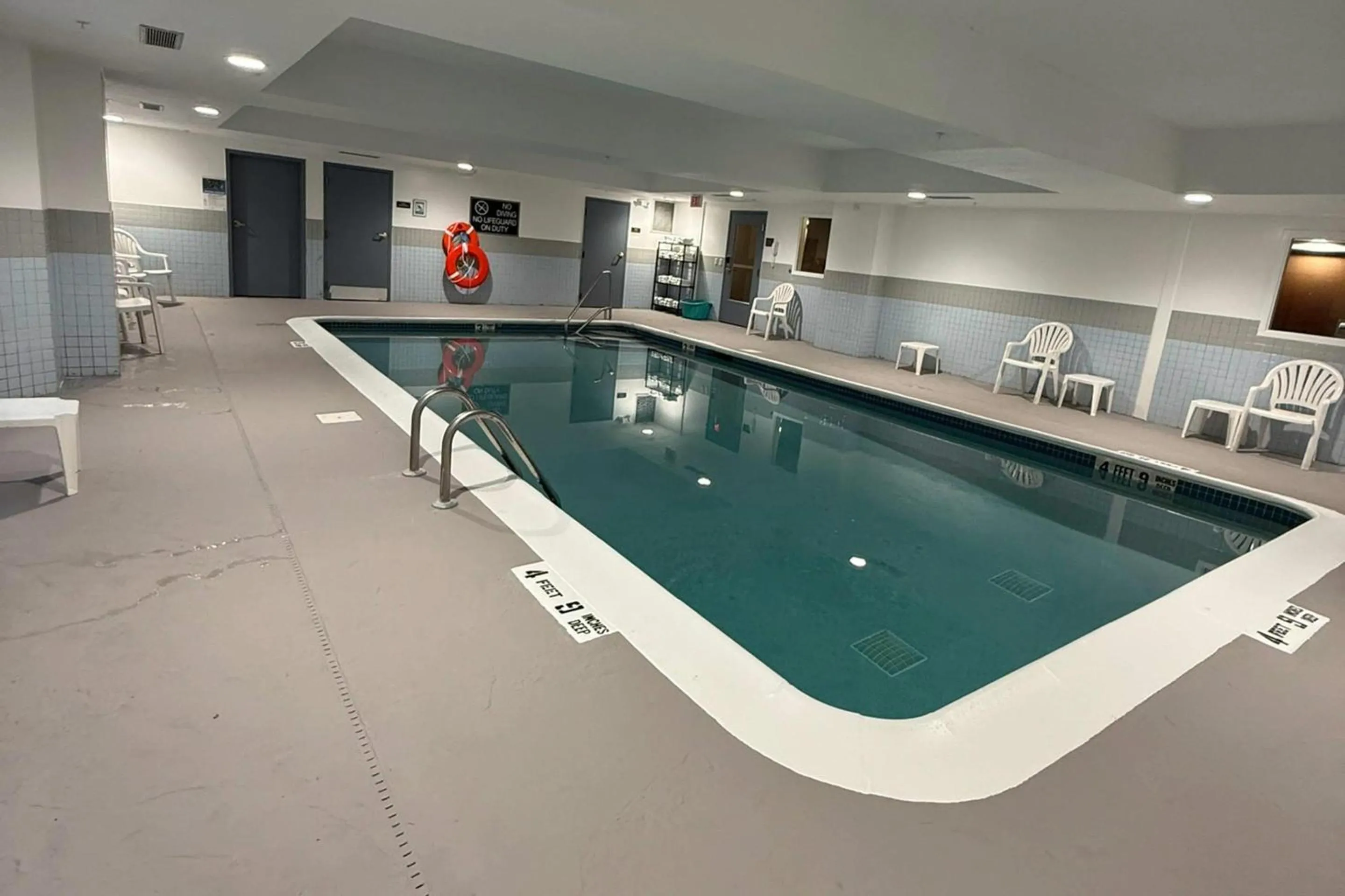 Swimming pool in Sleep Inn & Suites Queensbury - Lake George