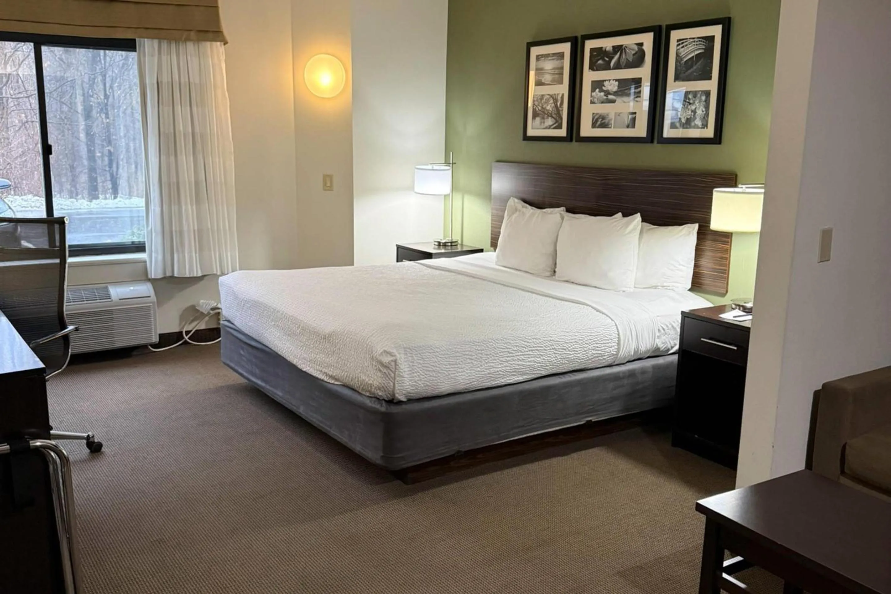 Bedroom, Bed in Sleep Inn & Suites Queensbury - Lake George