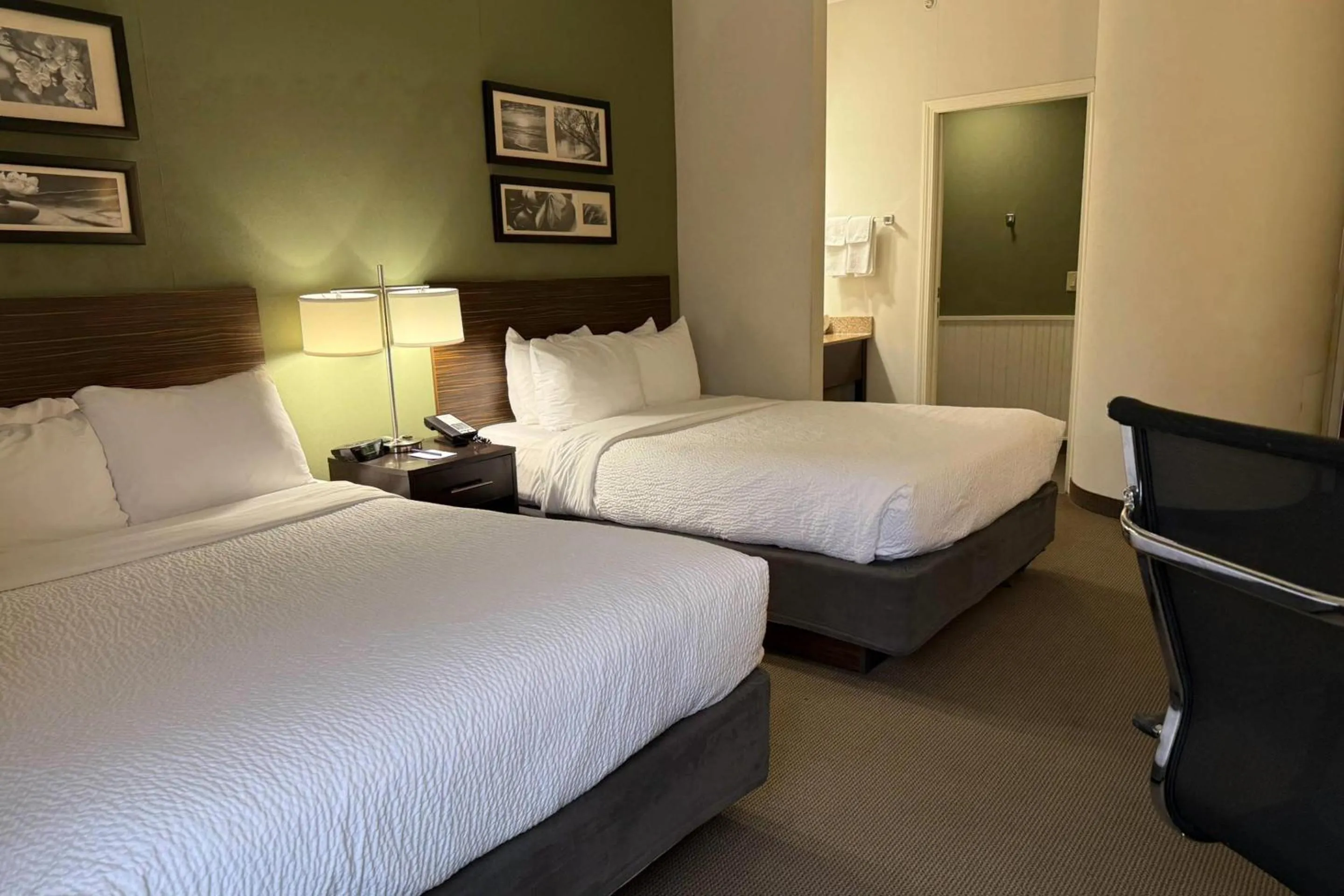 Bedroom, Bed in Sleep Inn & Suites Queensbury - Lake George