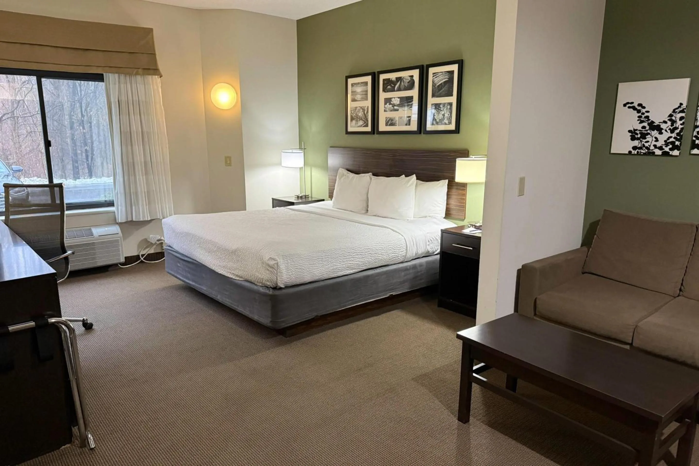 Bedroom, Bed in Sleep Inn & Suites Queensbury - Lake George