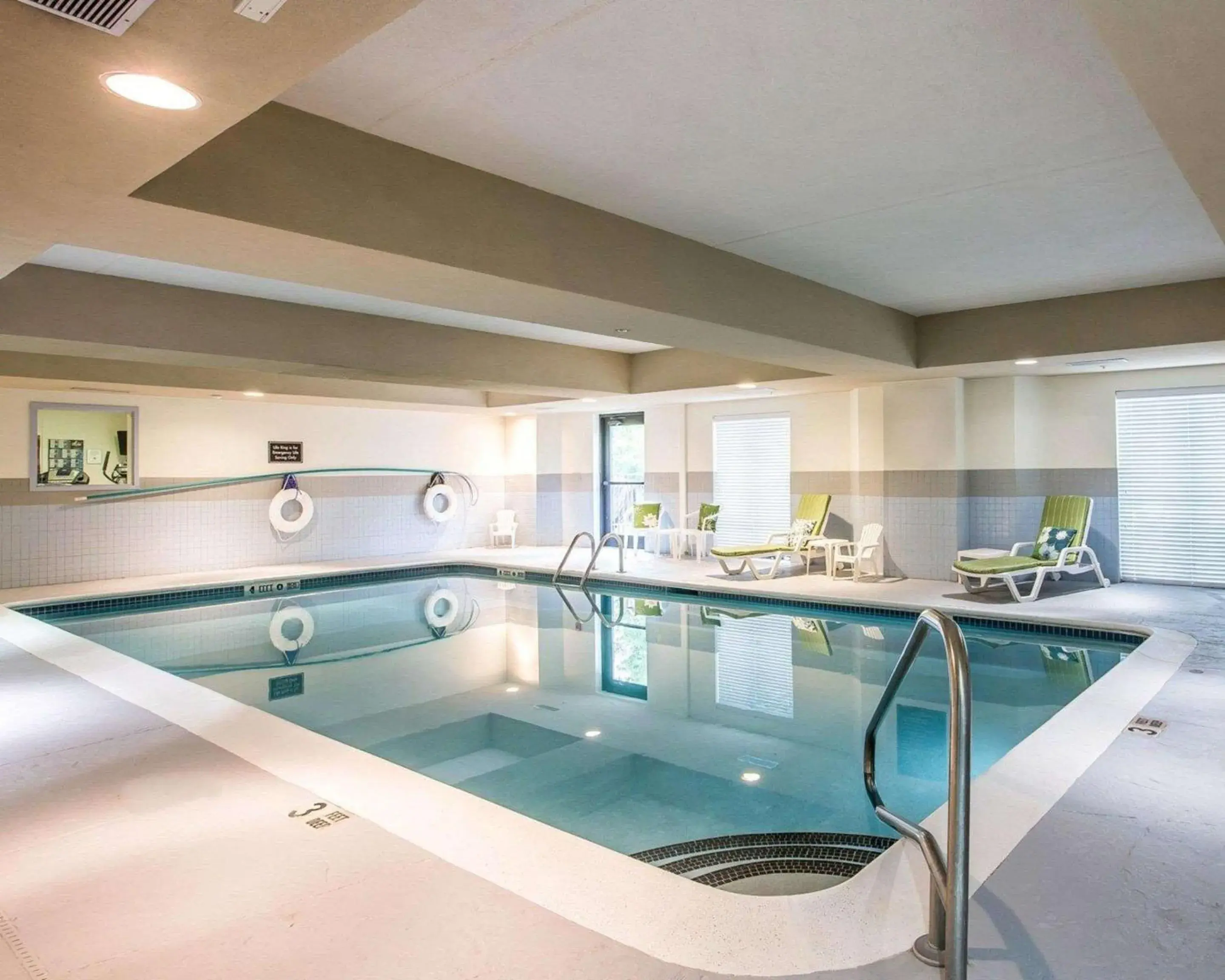 Swimming pool in Sleep Inn & Suites Queensbury - Lake George Swimming pool in Sleep Inn & Suites Queensbury - Lake George