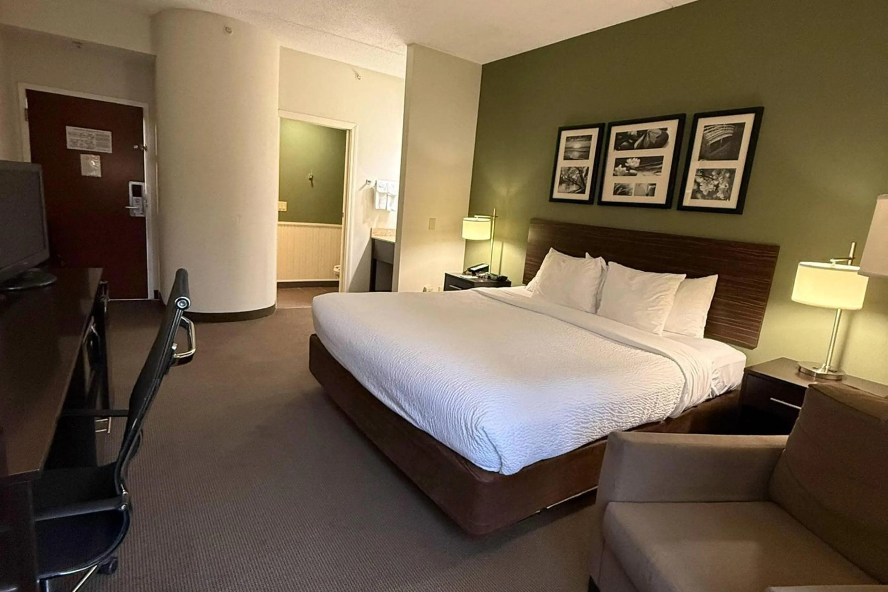 Bedroom, Bed in Sleep Inn & Suites Queensbury - Lake George