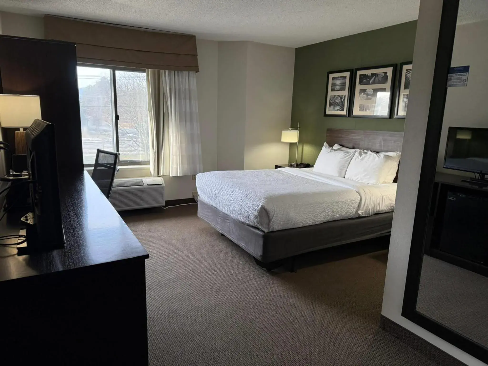 Bedroom, Bed in Sleep Inn & Suites Queensbury - Lake George Bedroom, Bed in Sleep Inn & Suites Queensbury - Lake George