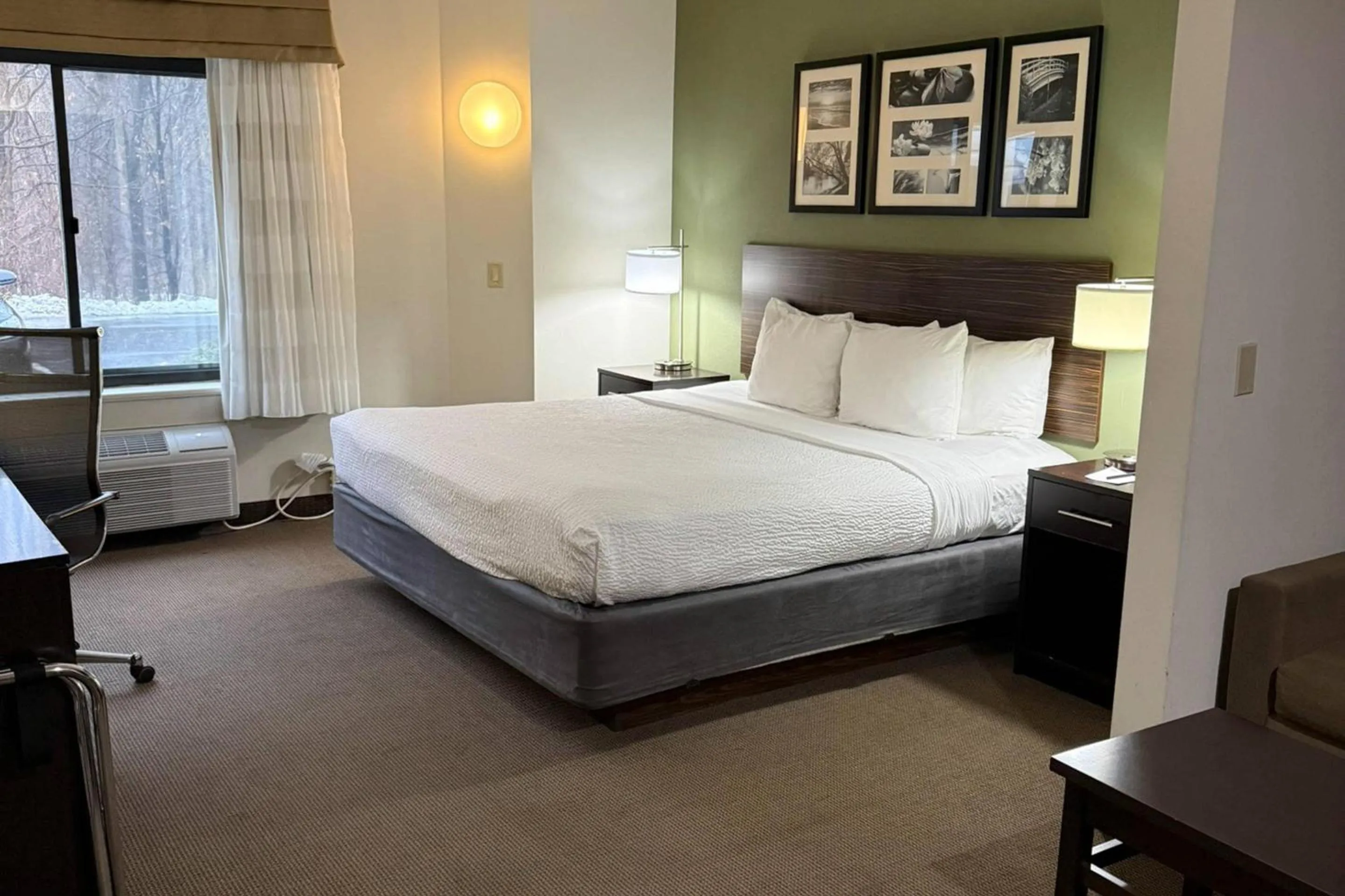 Bedroom, Bed in Sleep Inn & Suites Queensbury - Lake George